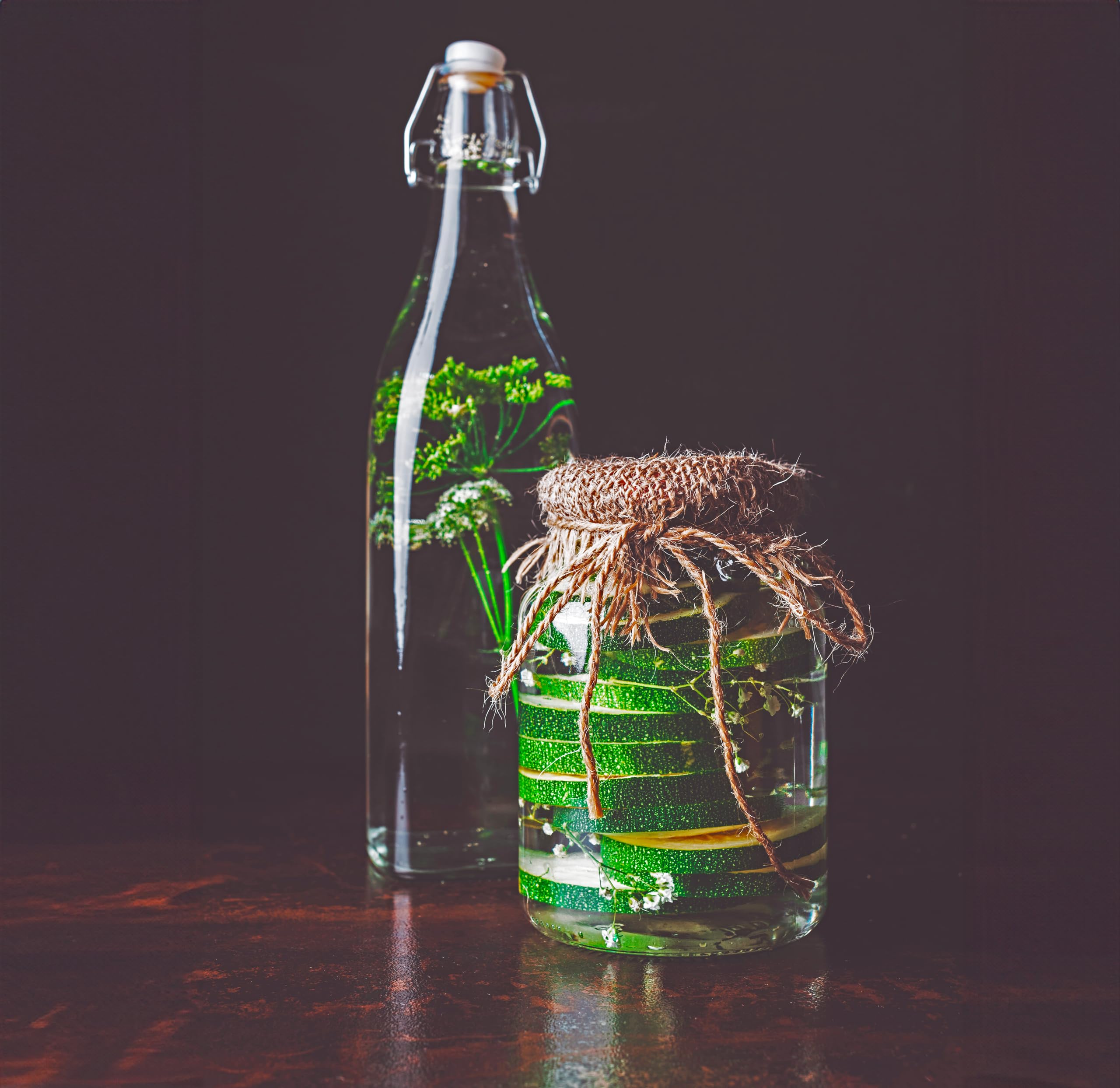 Bottiglie in Vetro Trasparente Costolata Set 12 Bottiglie da 500 ml con Tappo Ermetico Perfetto per Conservare Olio Acqua Vino Amari (Set 12 Bottiglie da 0.5L - 500ml)