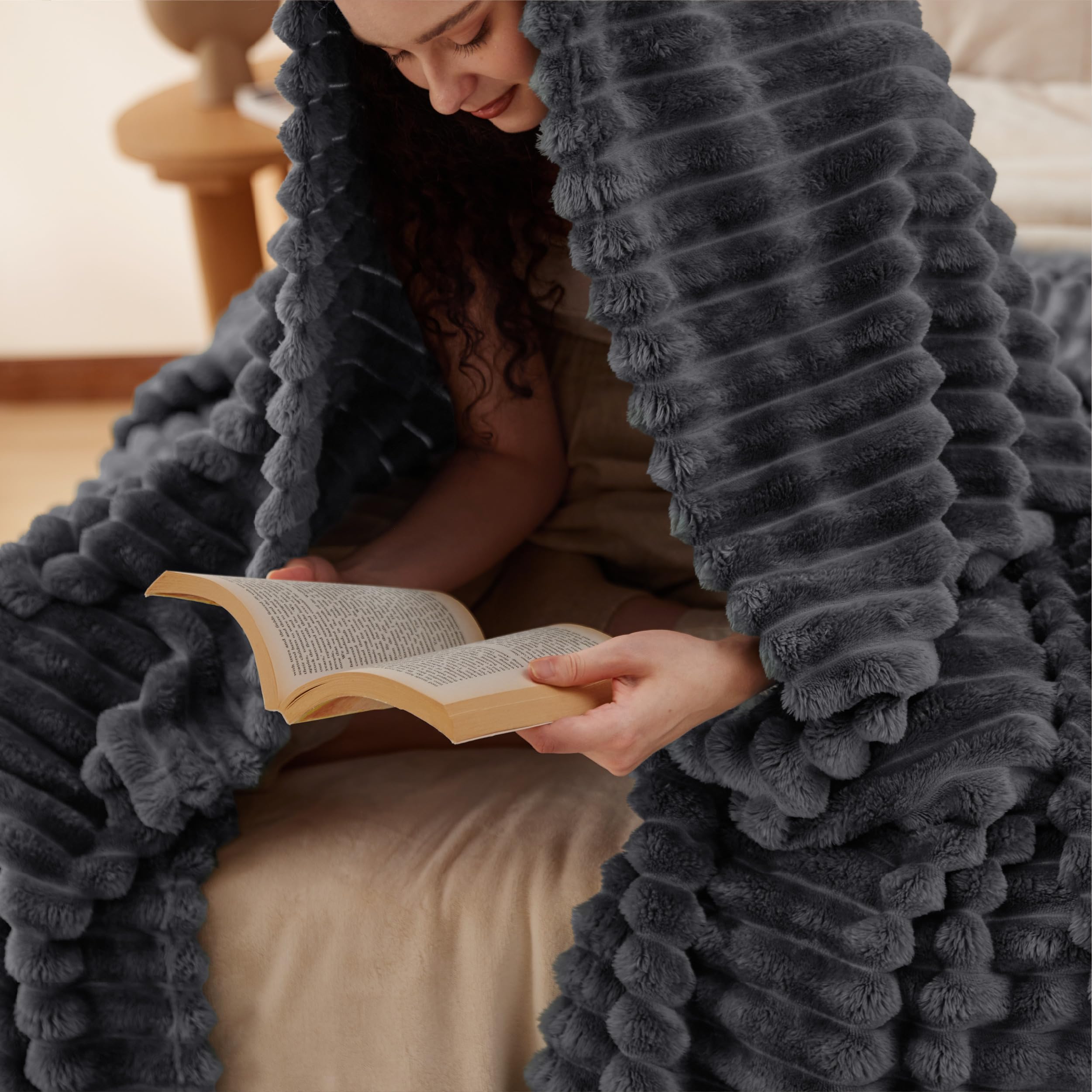 Bedsure Bed Blankets King Size - Fleece Blanket Fluffy Cosy Warm Blankets, Soft Cute Double Size Throw Gifts for Women and Girls, Dark Grey, 230x270 cm — view 9