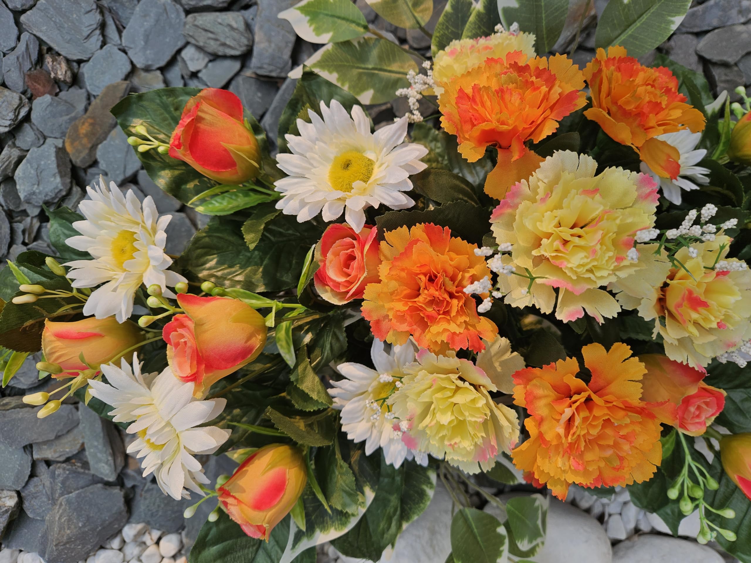 Composition de Fleurs Artificielles Lesté Ciment pour Une Parfaite Tenu à L' Extérieur. Réalisé par Nos Soins. Fleurs de Qualité.