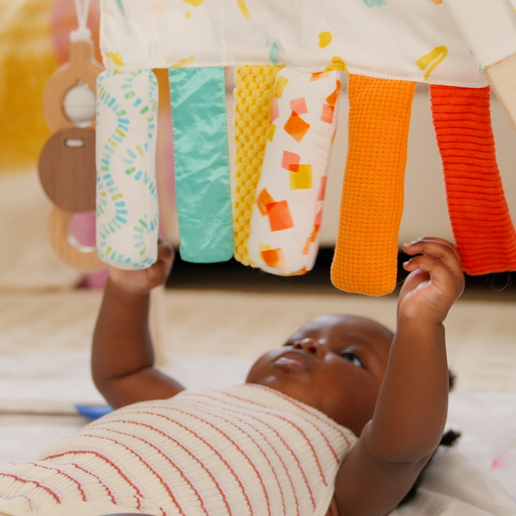 Sensory Strands LOVEVERY - Accessorio Per Play Gym - Giocattolo Sensoriale Montessori 0-12 Mesi - Cotone Organico