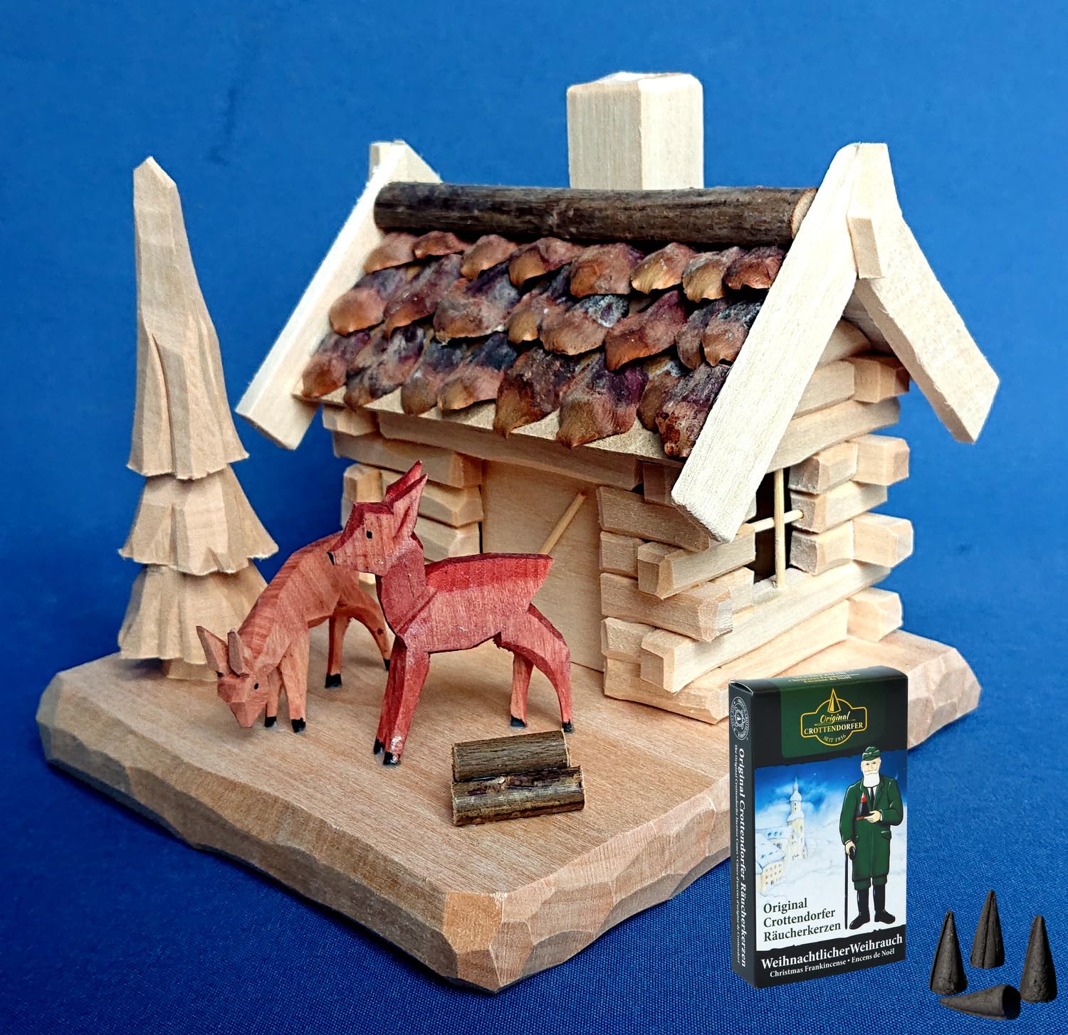 Kunststube Marienberg - Räucherhaus mit Zapfendach & 2 Rehe geschnitzt auf Sockel - Feine Handarbeit aus dem Erzgebirge - inklusive Räucherkerzen