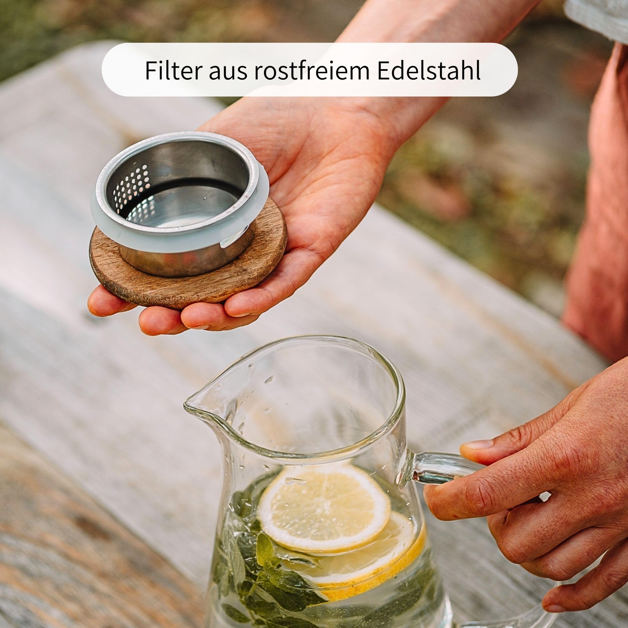 ECONOVO Glaskaraffe mit Deckel 1,5L, Wasserkaraffe mit Sieb, heiß & kalt | Aus Borosilikatglas mit Akazienholzdeckel und Sieb, für Wasser, Saft, Eistee und heiße Getränke, spülmaschinenfest