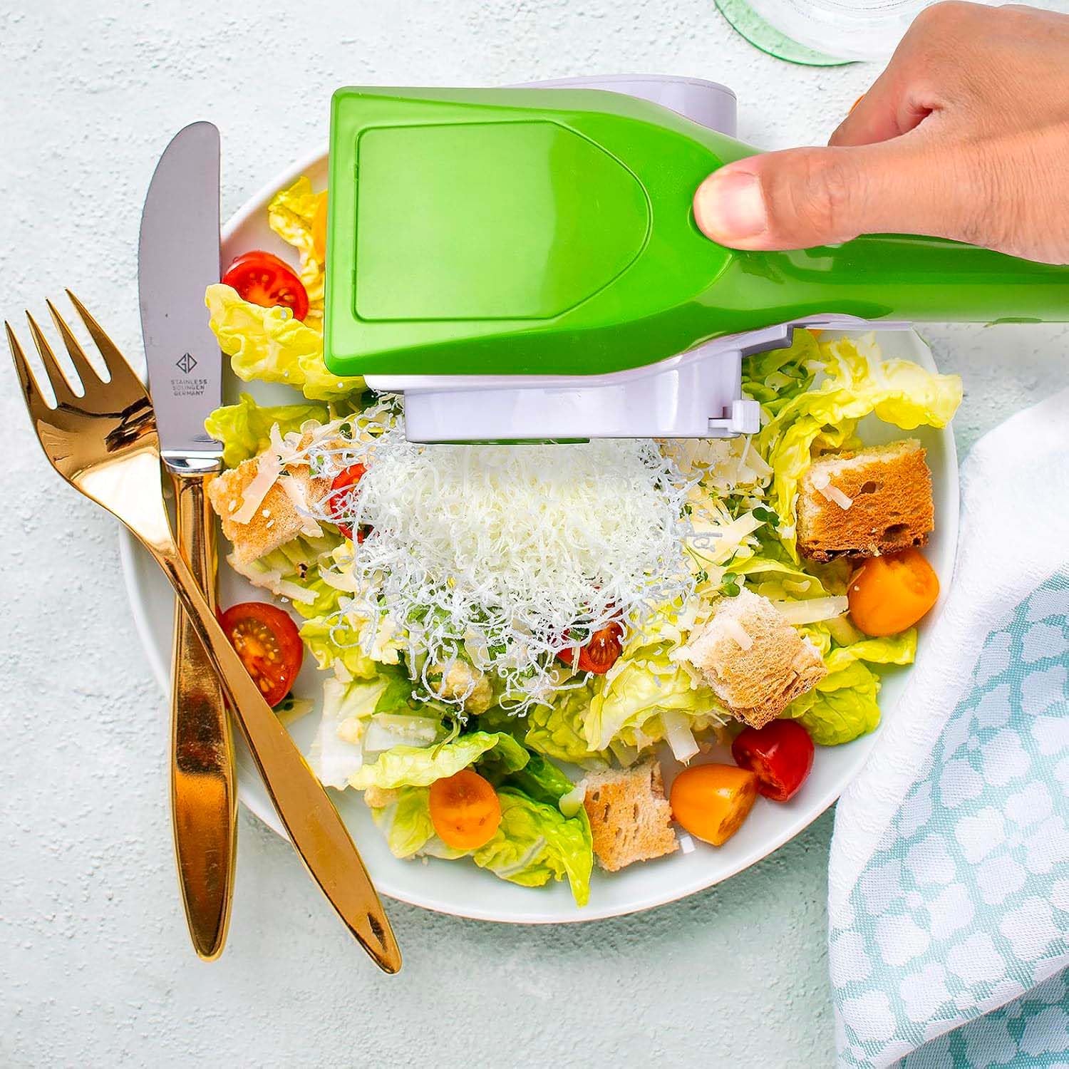 Avilia Grattugia Elettrica Cordless Multifunzione - 3 Rulli in Acciaio Frutta e Pane, Grane Diverse per Formaggi Duri e Morbidi, Corpo in Plastica, 12W, Giallo e Verde