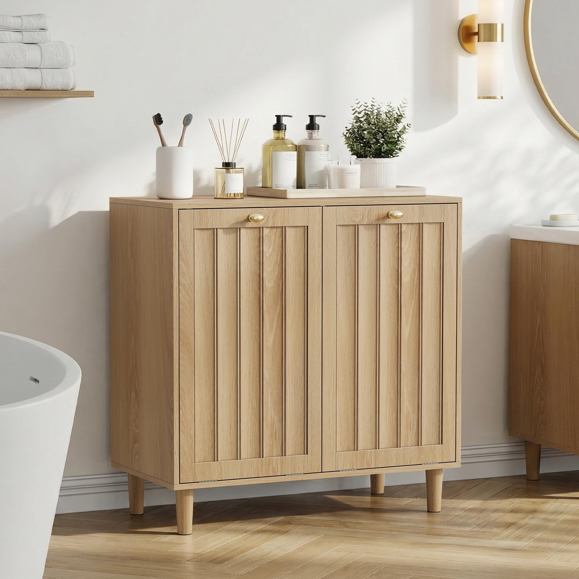 Badezimmerschrank mit Wäschekorb Eiche – schräger Wäscheschrank mit 2 herausnehmbaren Körben, Badschrank mit Wäschekippe & Kippschutz – freistehender Home-Organizer für Waschküche & Bad