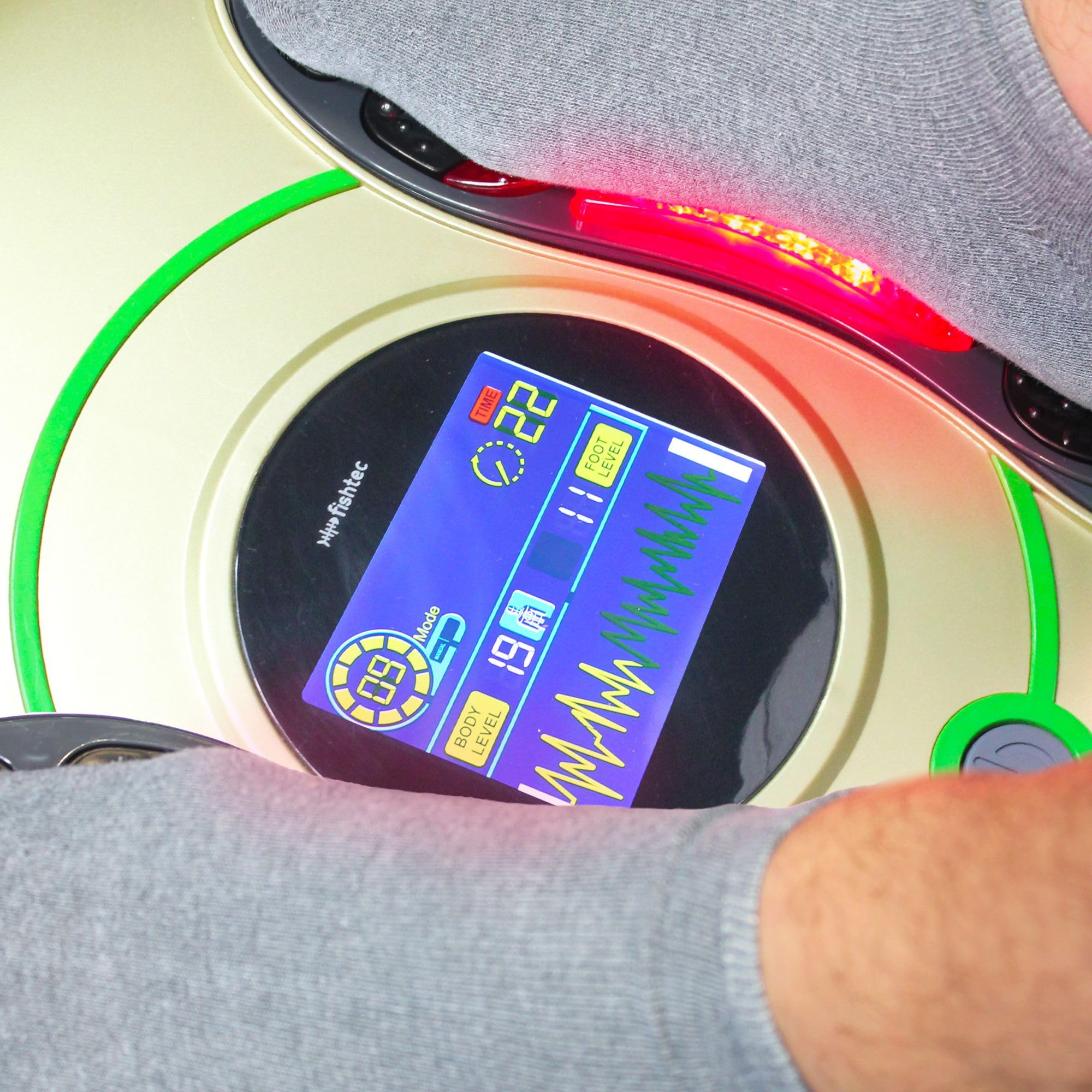 FISHTEC - Stimolatore muscolare antidolorifico - Impulsi elettrici con 99 livelli di intensità e 25 programmi - Fornito con 4 pad e telecomando - Piedi pieghevoli - Ampio display LCD, Oro E Verde