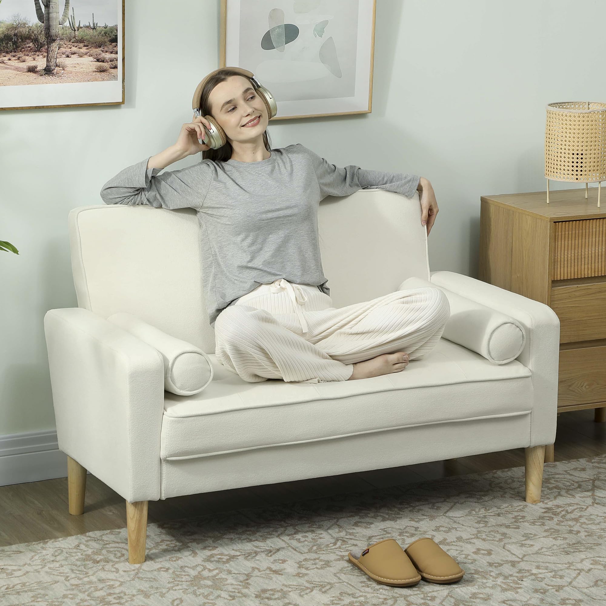 HOMCOM Sofá de 2 Plazas Tapizado en Terciopelo Sofá de Salón de 130 cm con Asiento Capitoné 2 Almohadas y Patas de Madera para Espacios Pequeños Dormitorio Sala de Estar Oficina Crema