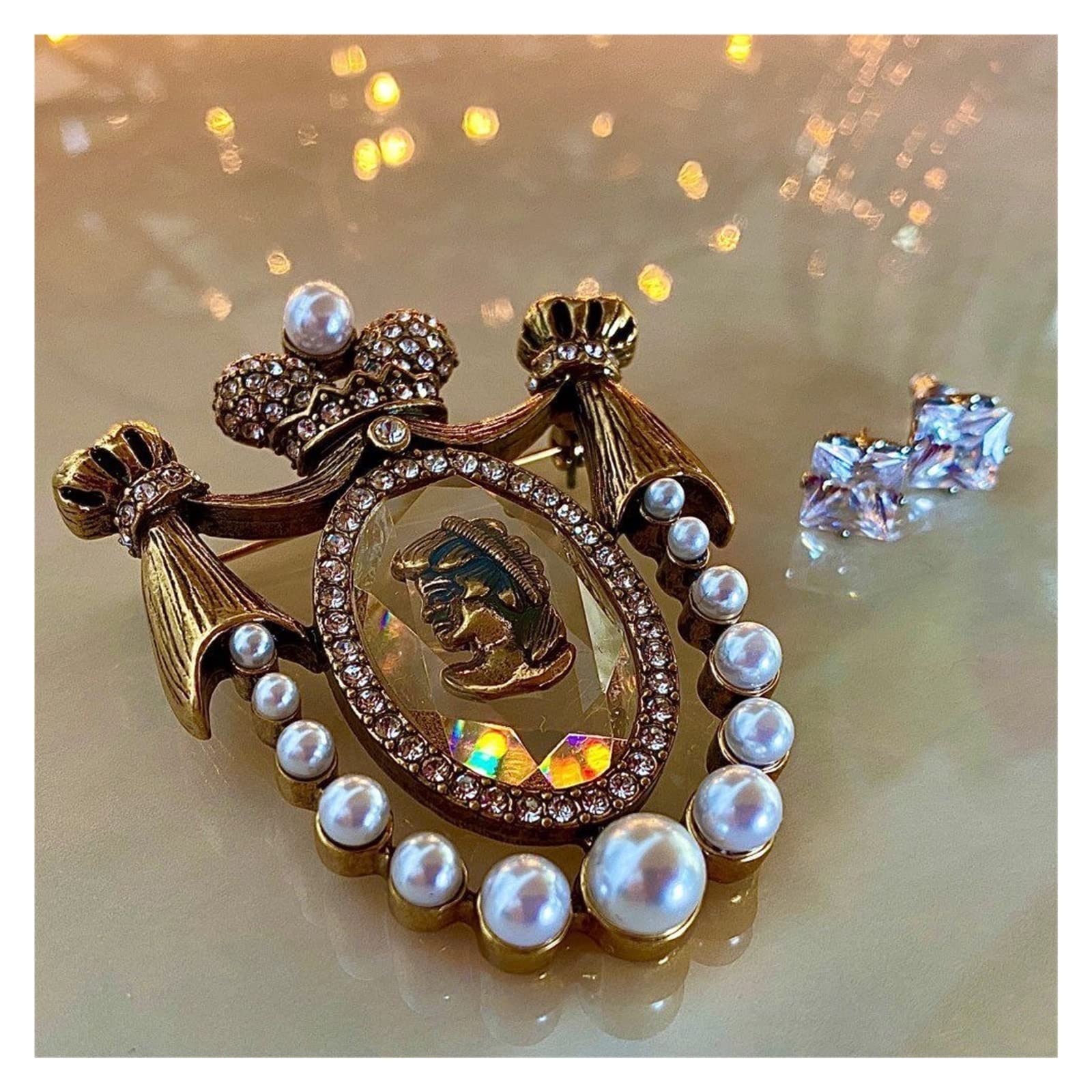 CAREG Boutique Princess Design Pins Court European Retro Pearl Vintage Broche Durable