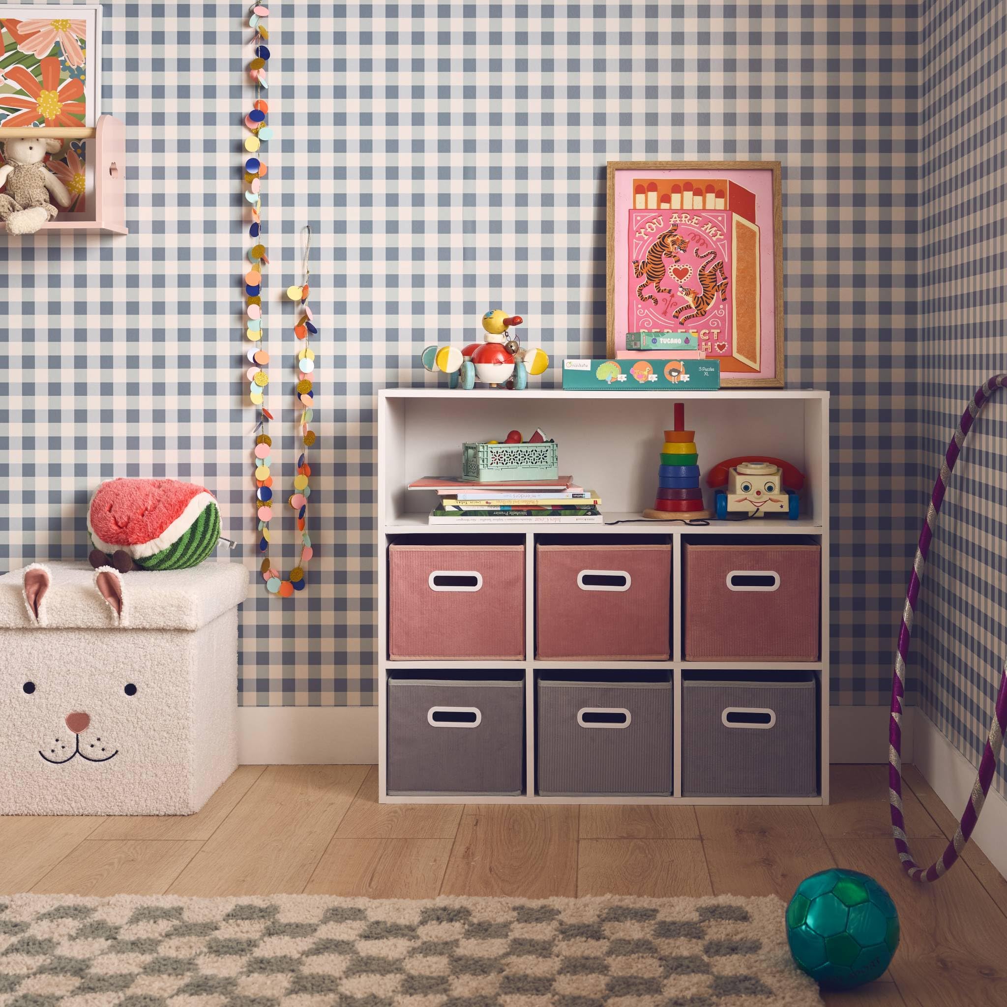 Libreria per bambini con 6 cestini in velluto, Camille, Rosa, 129.5x76.2x70 cm
