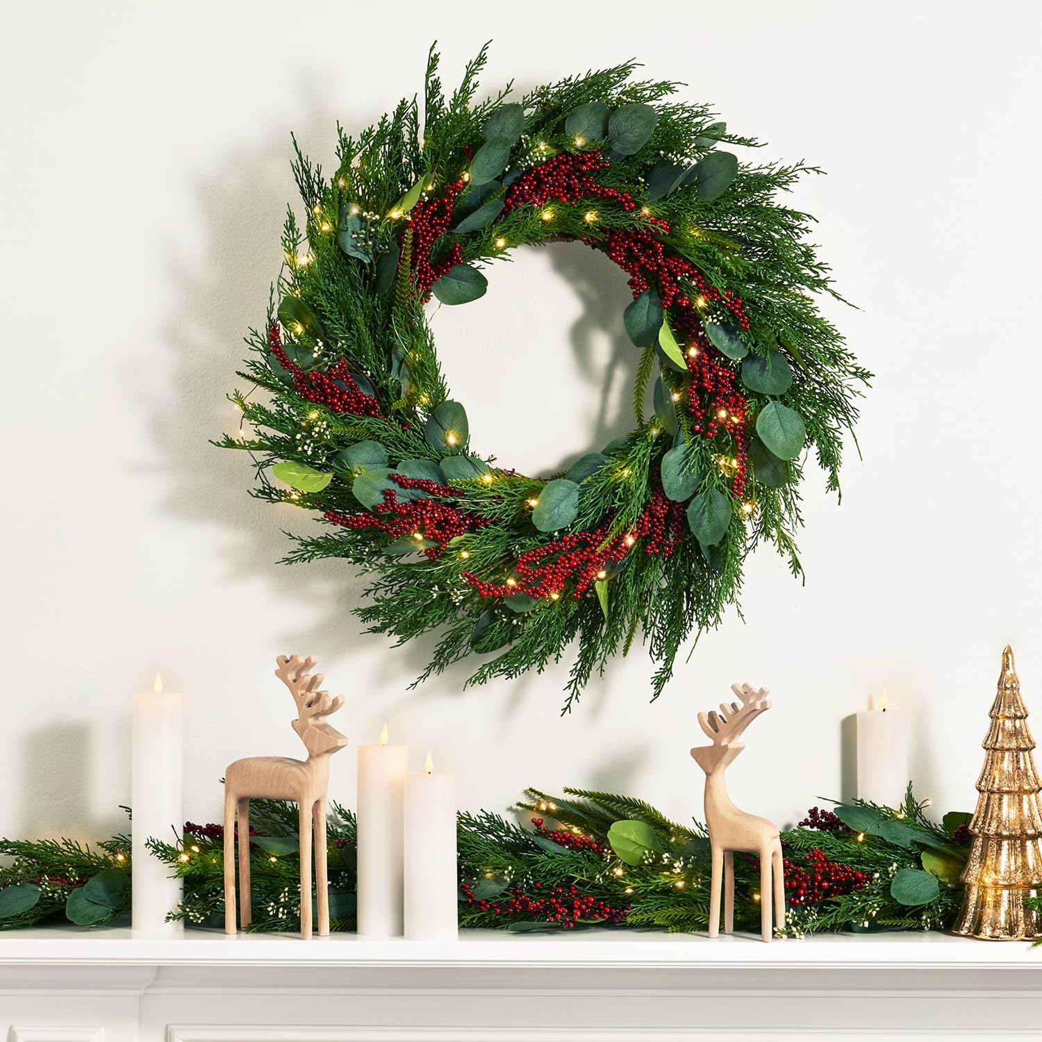 Lights4fun Ghirlanda natalizia con rami di abete e bacche rosse, 56 cm, con 50 micro LED, ghirlanda dell'Avvento, moderna