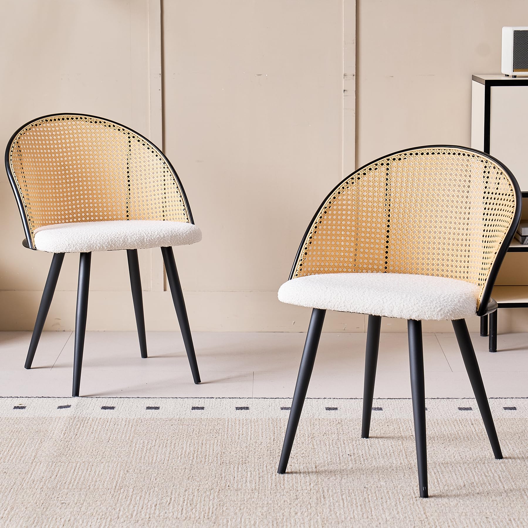 Set di 4 Sedie da Pranzo, Schienale in Rattan Intrecciato, Seduta in Peluche Granuloso, Struttura in Metallo Nero, Possono Essere Utilizzate come Sedie da Cucina, Sedie da Soggiorno - 3#