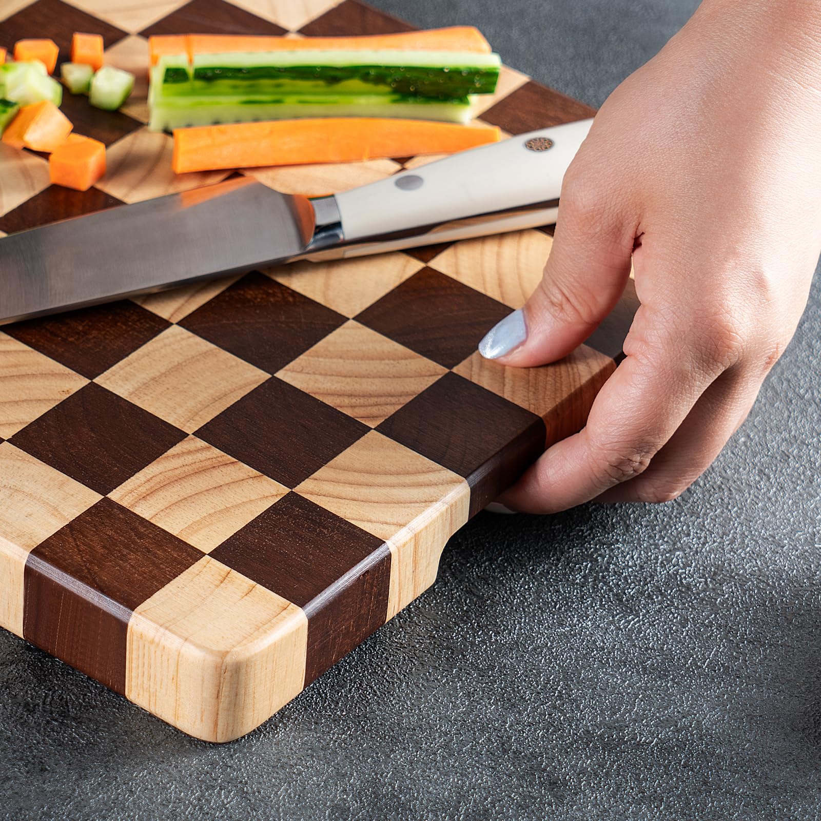 Bill.F - Tabla de cortar de madera, 36 x 24 x 2,5 cm, con patrón de tablero de ajedrez y asas laterales interiores, tabla de cortar ideal para cortar carne, cortar verduras, quesos y pan