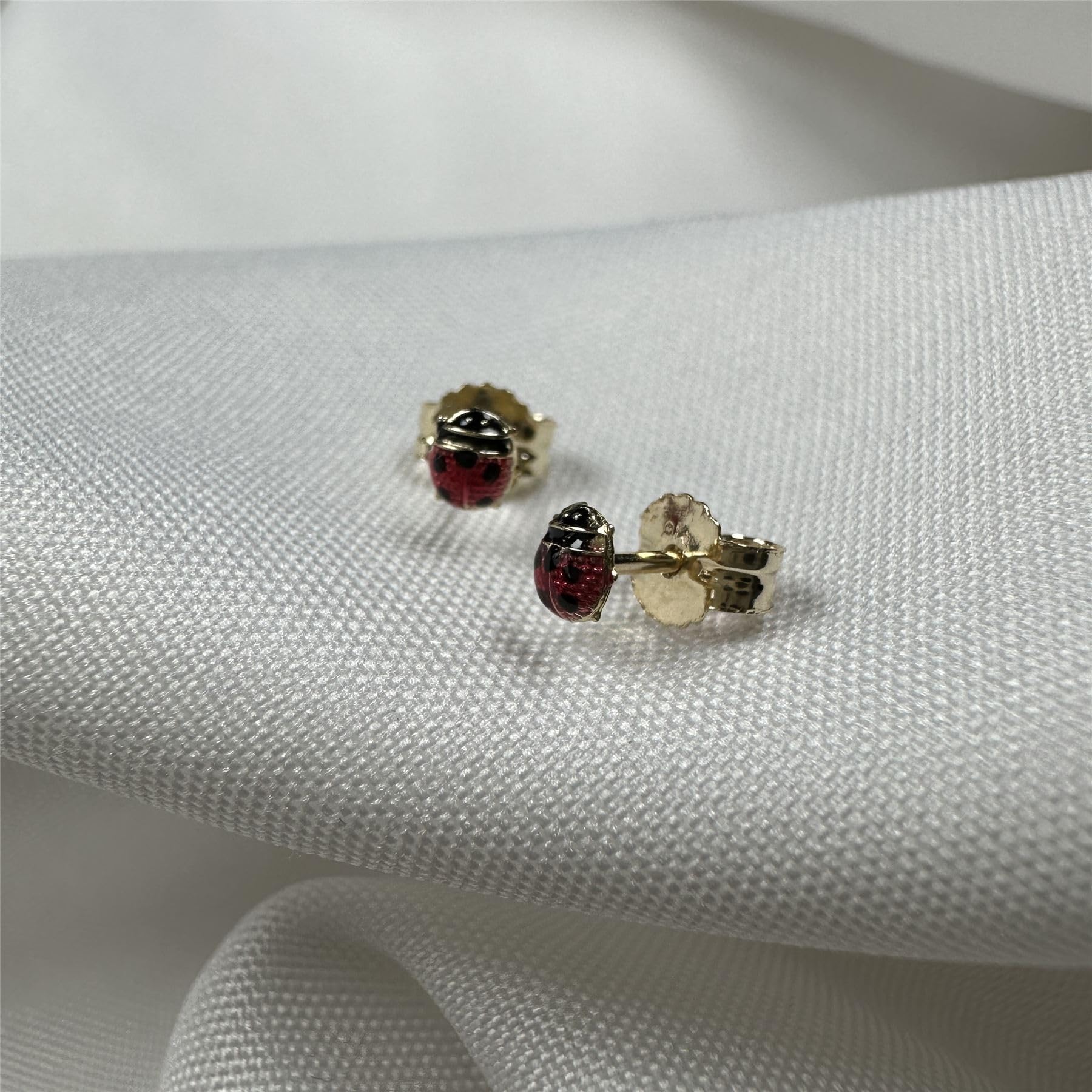 Orecchini a Brochia con Coccinella smaltata & in Oro 9kt