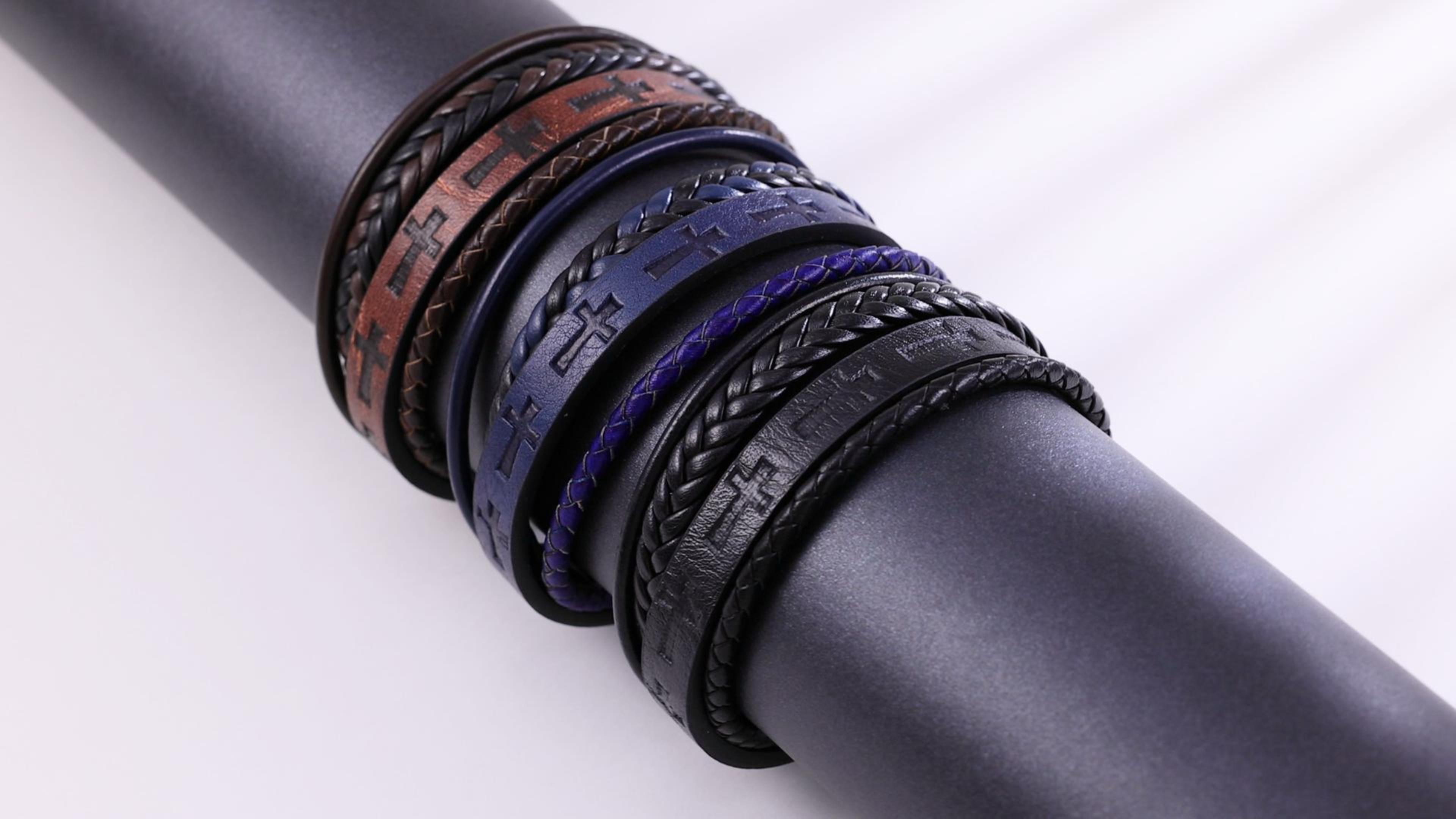 Pulsera de cuero trenzada para hombre con cruz miniatura 7