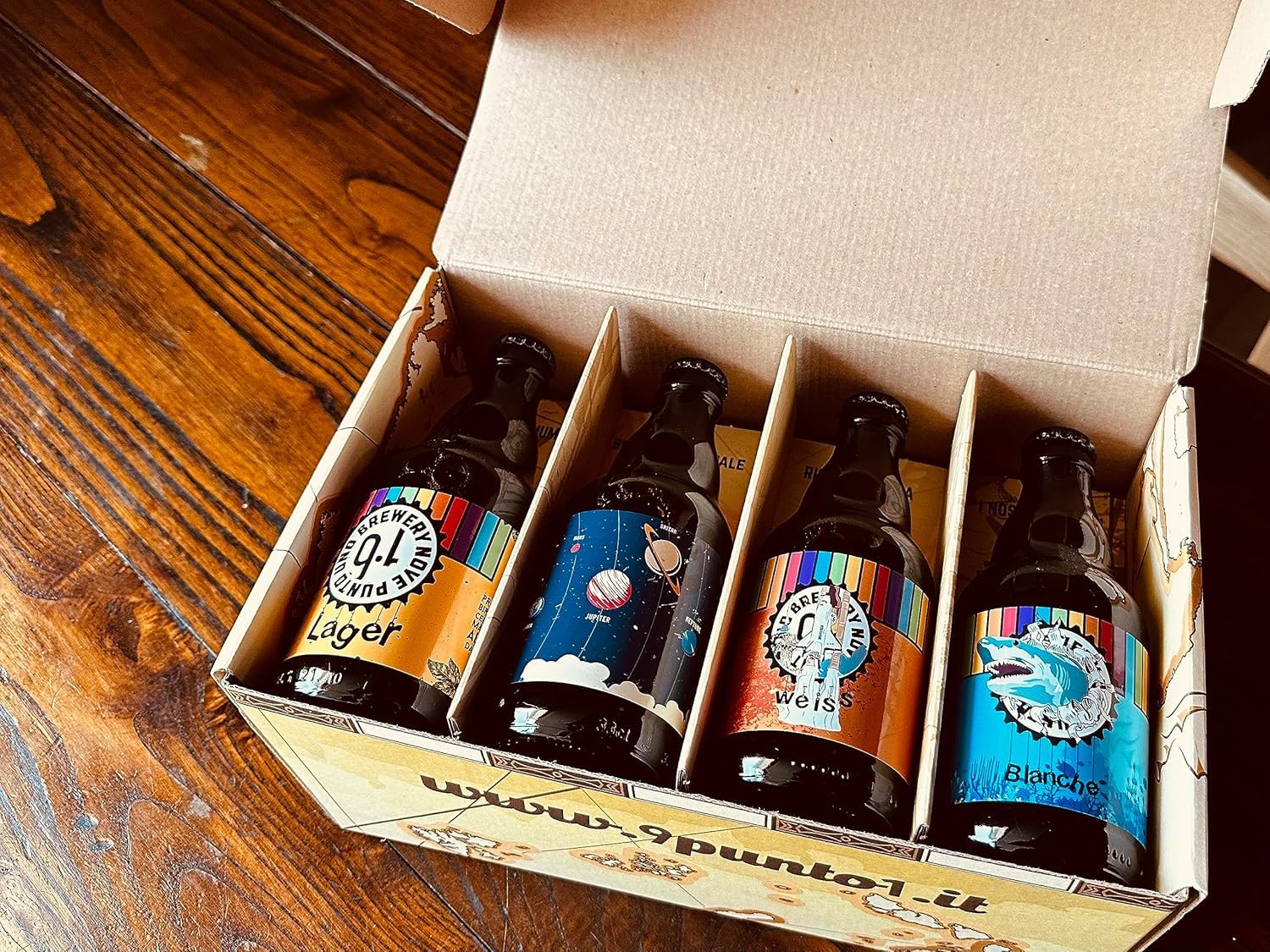BOX DEGUSTAZIONE GIRO DEL MONDO IN 8 BIRRE - 8 bottiglie di birra artigianale Italiana da 33 cl FORMATO da 8 differenti stili di birra, 1 bottiglia per ogni stile.