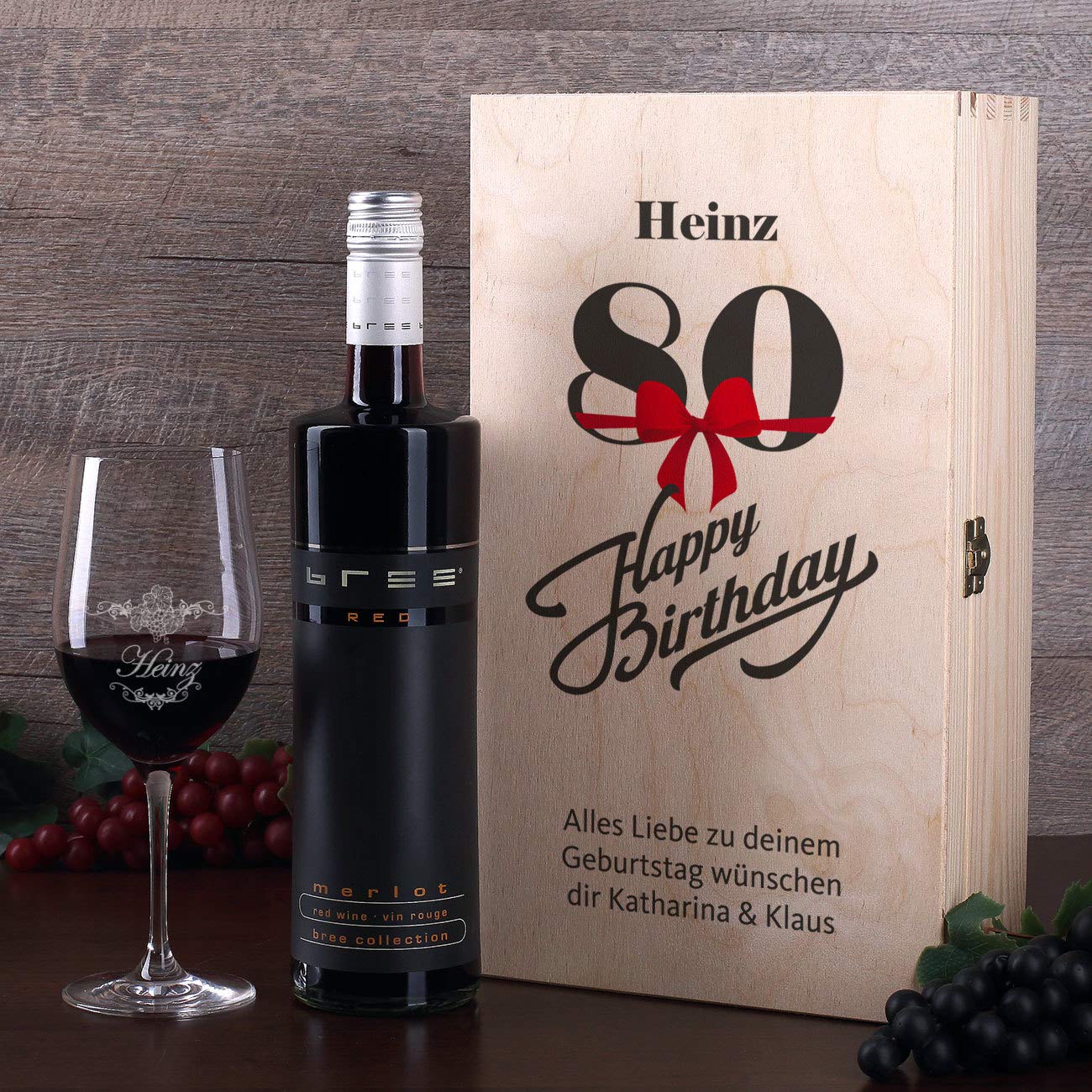 Herz & Heim® Bree Weingeschenk zum 80. Geburtstag mit graviertem Weinglas und Bree Wein zur Auswahl in Weinkiste mit Aufdruck Rot