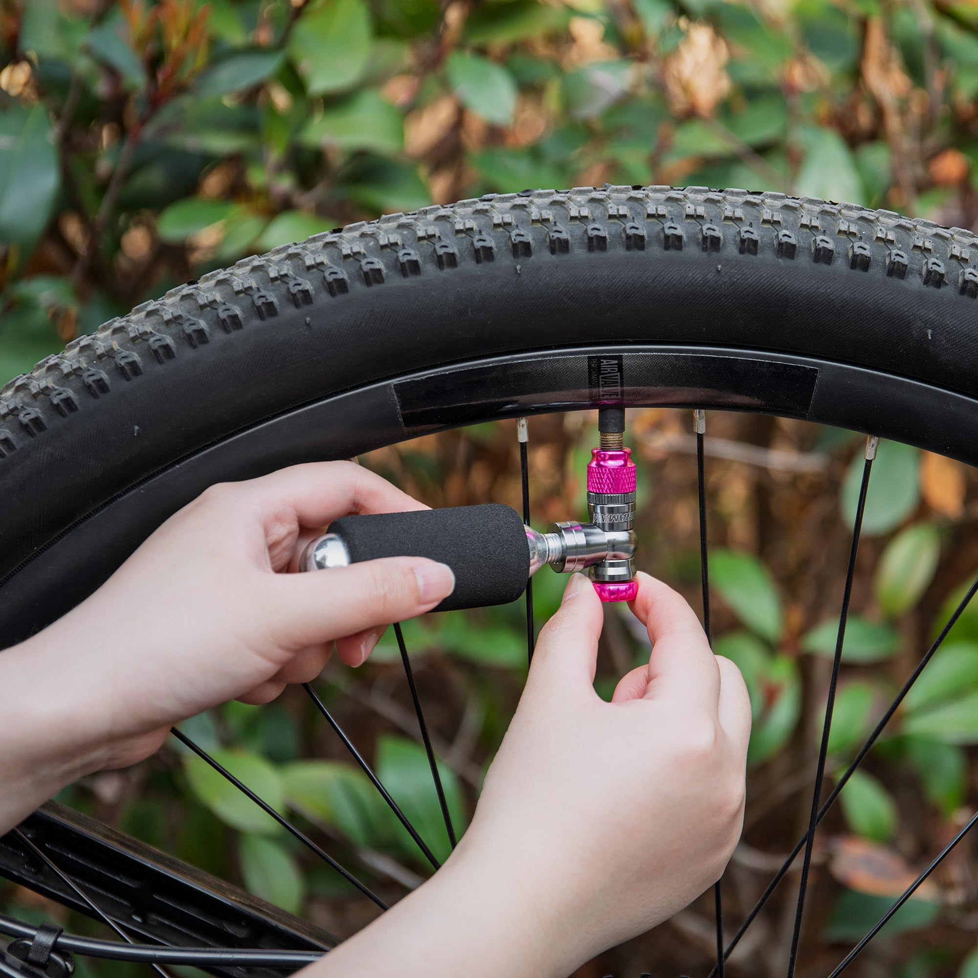 CO2 Fahrradpumpe Set–CO2 Inflator mit 16g/25g CO2 Kartuschen–Kompakt, Leicht, Kompatibel mit Presta & Schrader Ventilen–Perfekt für Rennräder & MTB–Inkl.Schutzhülle