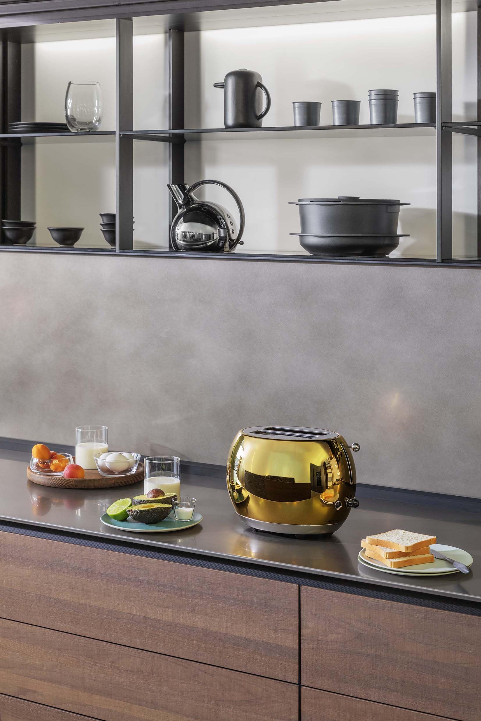 BUGATTI Romeo, Tostapane di Design Multifunzione in Acciaio Inox, 7 Livelli di Tostatura, 4 Funzioni, Pinze non Incluse, 870-1035 W, Colore Oro Giallo Lucido
