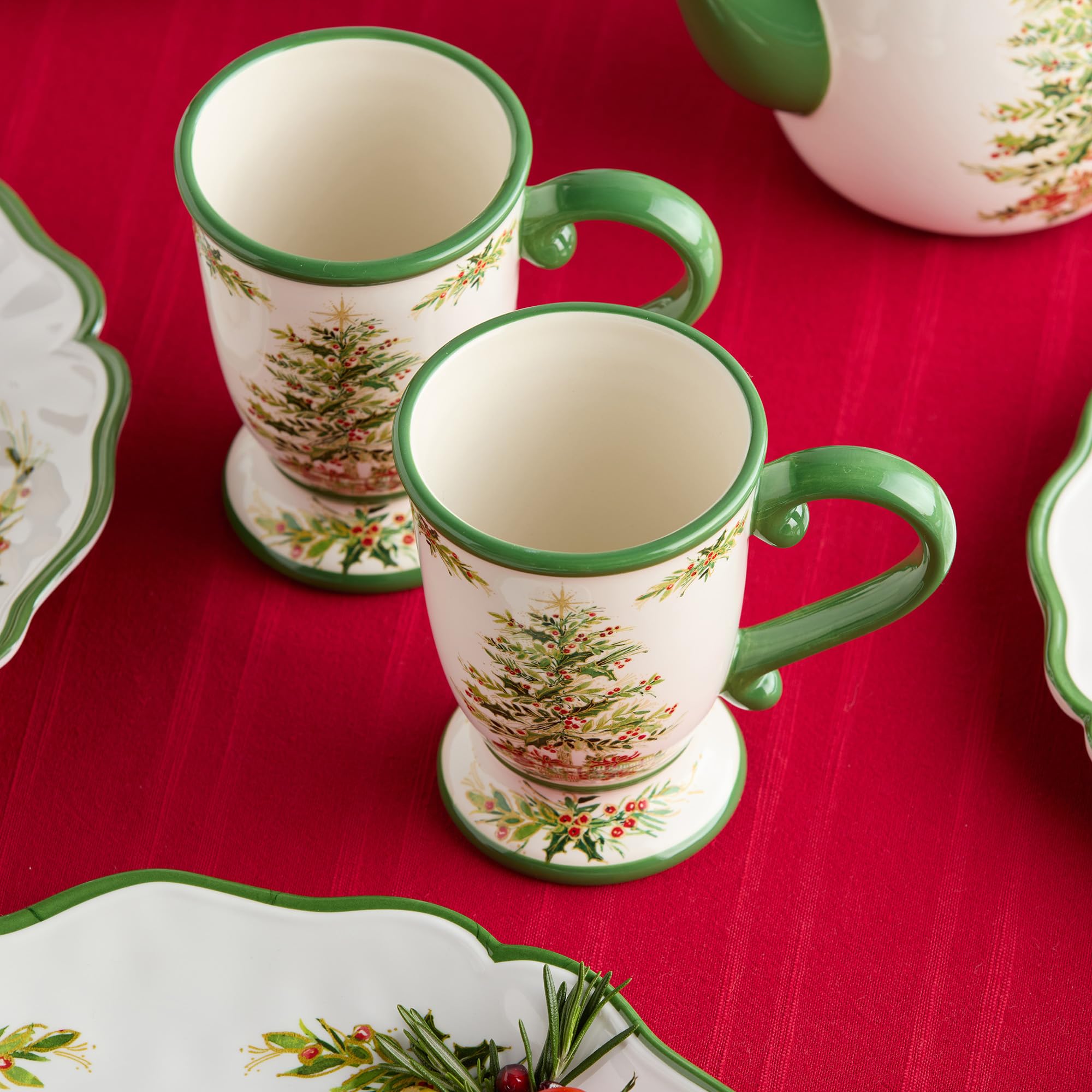 Holly Tree Weihnachtstassen – Set mit 4 Keramikbechern mit klassischem Baum-Design, spülmaschinenfest, gemütliches saisonales Trinkgeschirr für Kaffee, Tee und Kakao