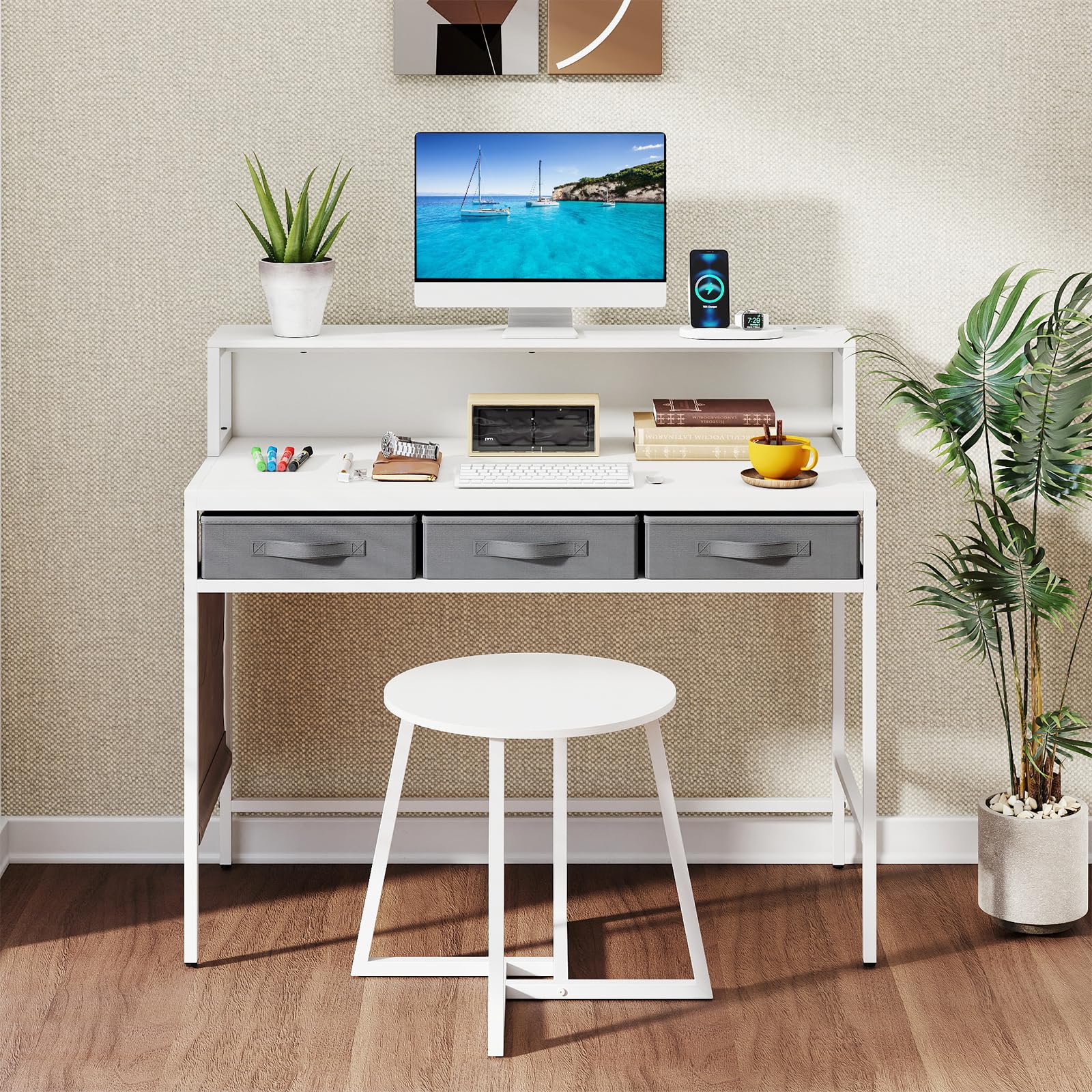 COSTWAY Scrivania per Computer con Supporto Monitor, Set Scrivania Salvaspazio con Sgabello, 3 Cassetti, Tasche Laterali, Stazione di Ricarica, Set Toeletta Trucco per Soggiorno Studio (Bianco)