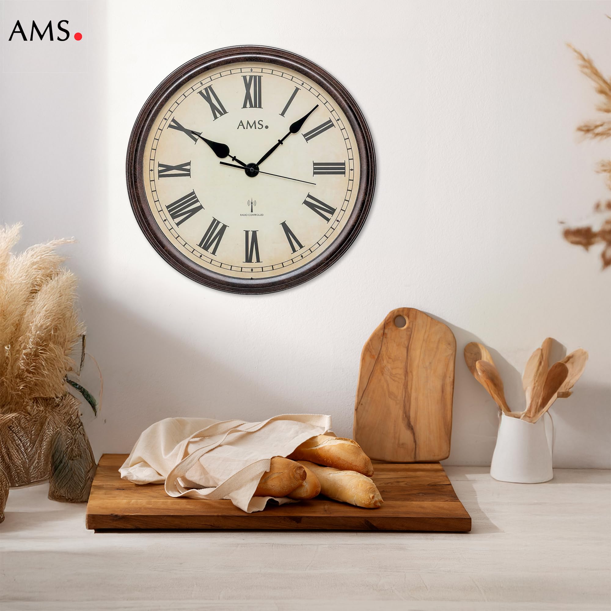 AMS 5977 Wanduhr 42 cm – geräuscharmes Funkwerk, Vintage Retro Funkwanduhr mit römischen Ziffern, analoge Funkuhr aus Acrylglas, große Wanduhr für Wohnzimmer, Küche, dekorative Uhr im Antik Design