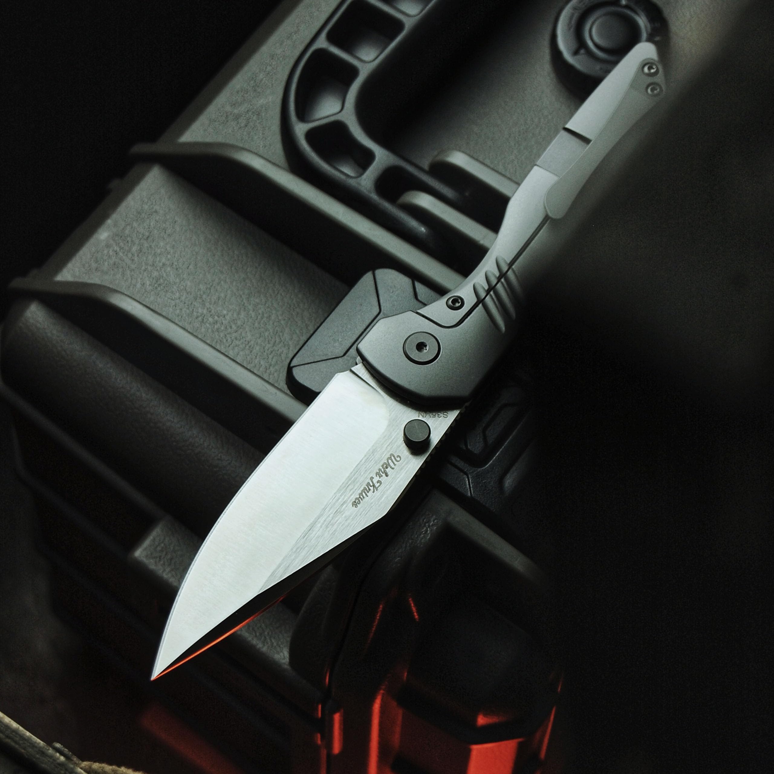 BÖKER PLUS Max Taschenmesser - Klinge aus CPM-S-35VN Stahl - Schwarzes EDC Messer mit TC4 Titan Griff - 1 Hand Messer mit Clip
