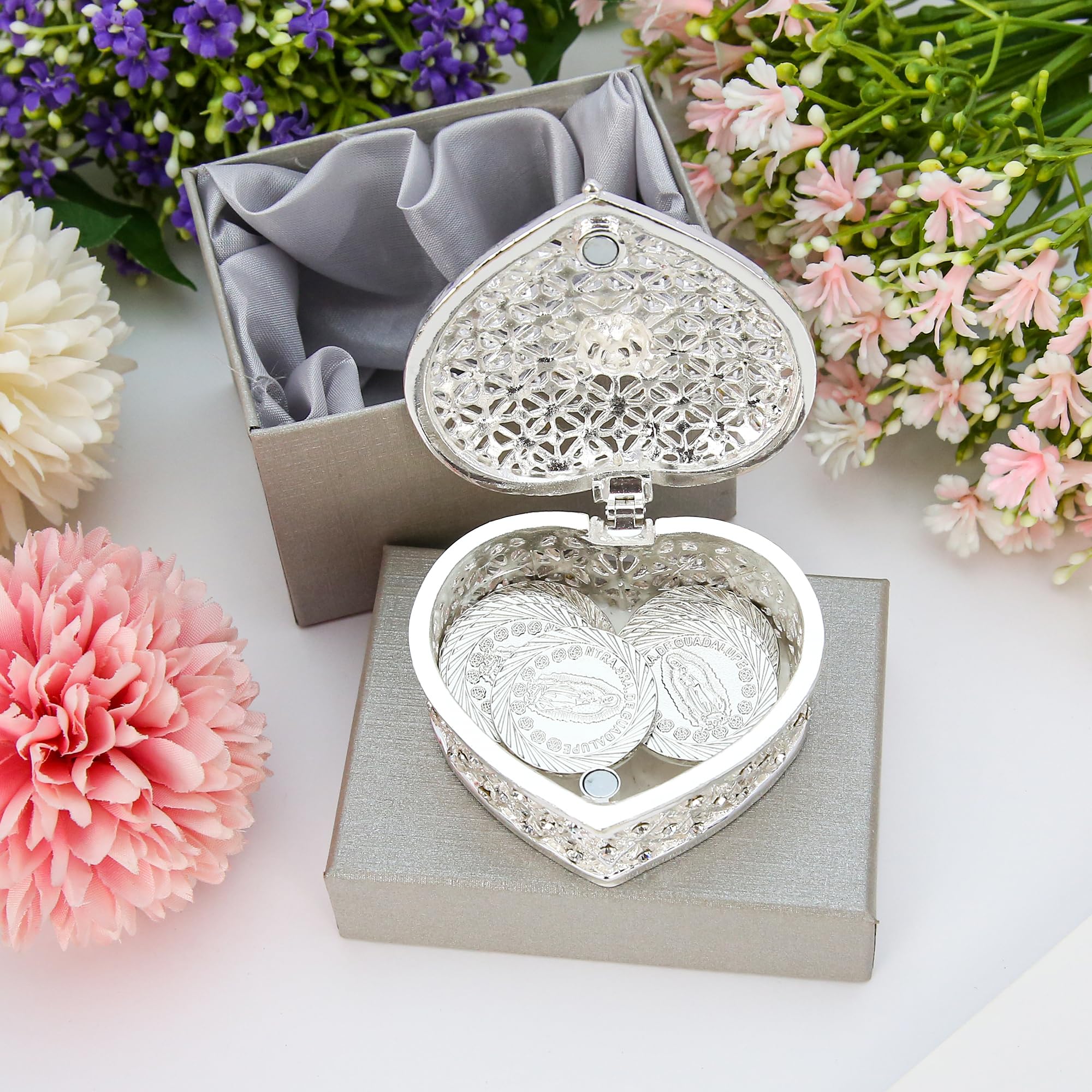 TINGKU Arras mexicanas de oro para boda católica, Arras de Boda Cristiana, Nuestra Señora de Guadalupe Monedas Decoración de Boda (Silver, Caja de corazón estilo D)