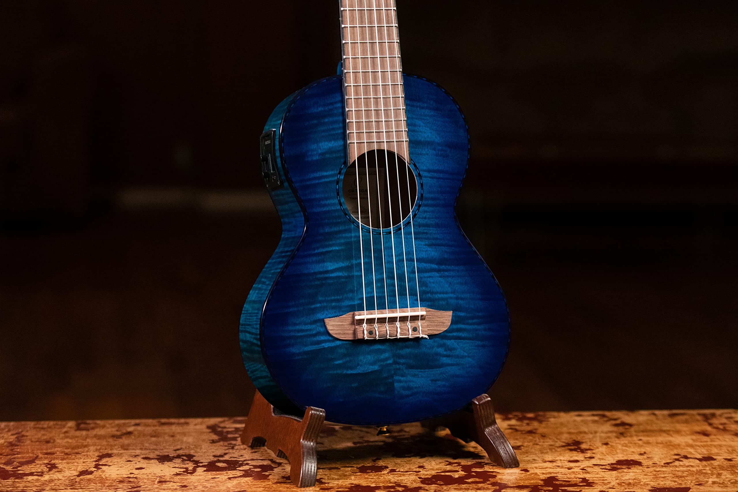 Ortega Guitars Reise Gitarre Elektro-Akustisch – Mini Travel Series – Geflammtes Mahagoni, Hochglanz Blau (RGLE18BLF)
