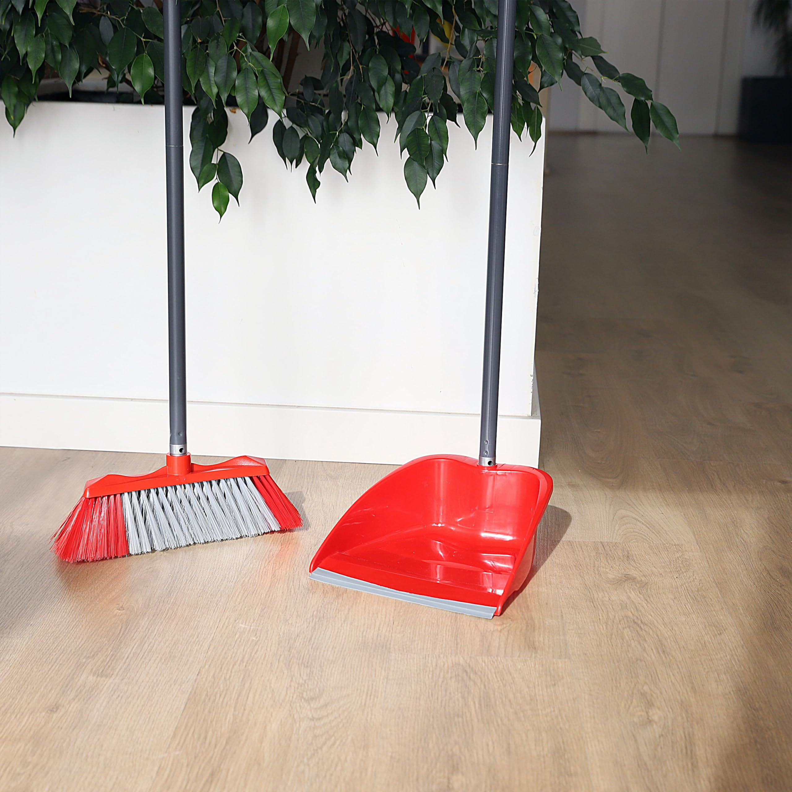 Maya - Recogedor de Basura MAX en PP con Labio de Goma y Palo Metálico para Limpieza del Hogar | 26x25x80 cm | Resistente y Estable con Sistema Antivuelco (Rojo)
