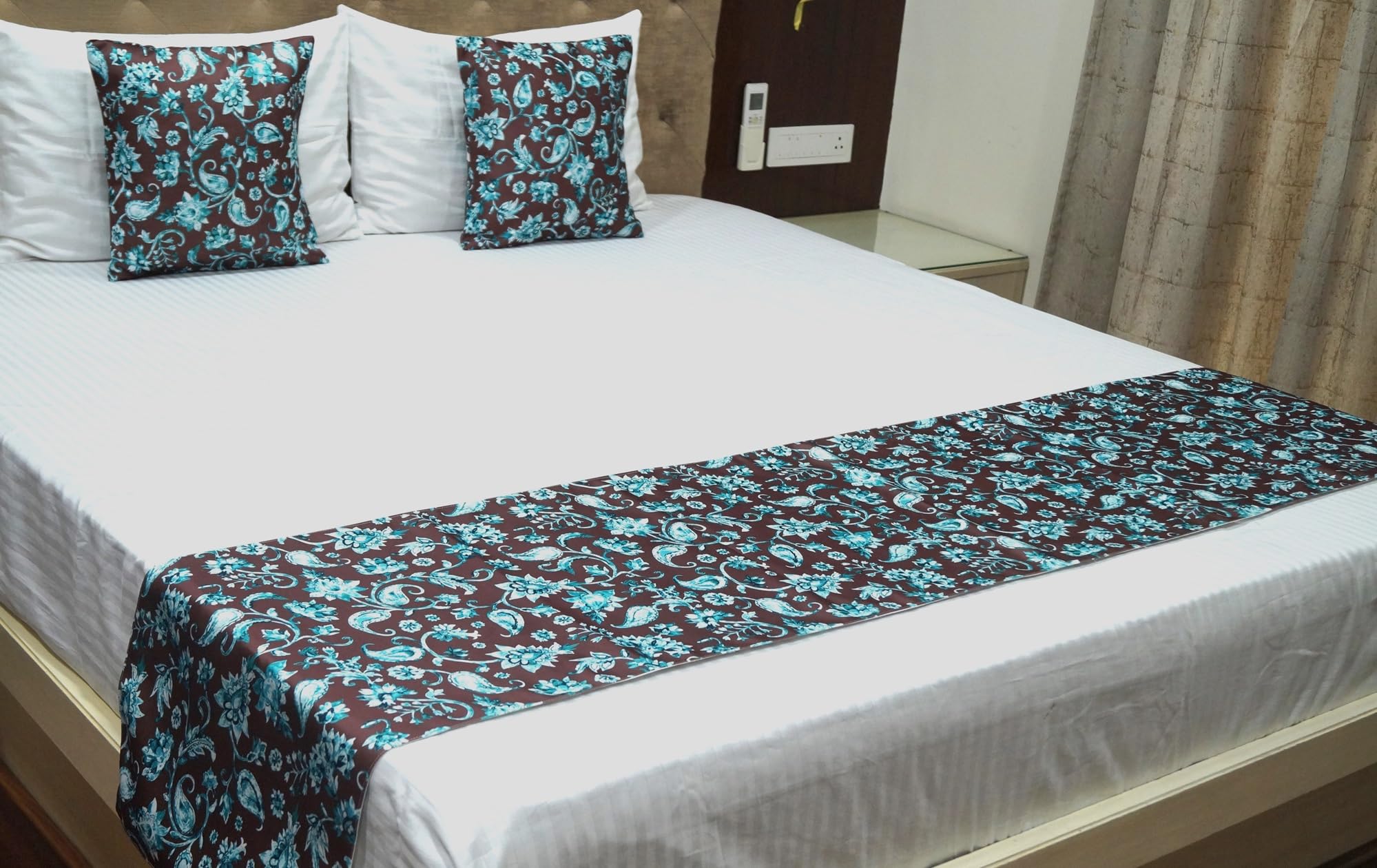 Vissage Elegant Paisley Double Bed Runner with 2 Cushion Covers, Multicolor