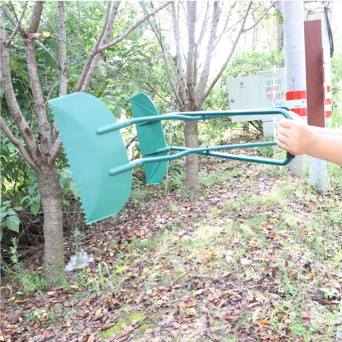 Agarre de jardín de mango largo para una recogida eficiente de hojas y hierba, diseño de paleta de plástico resistente para una fácil recogida y recogida
