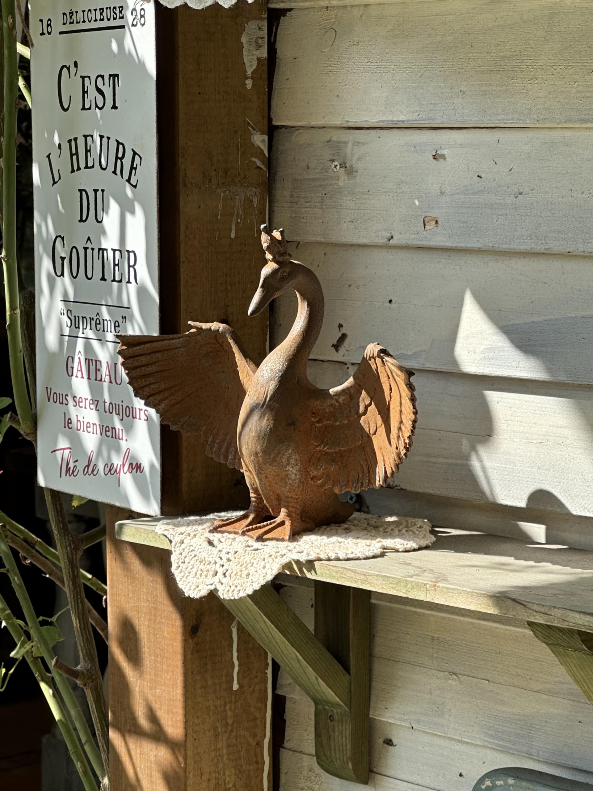 Rustykalna żeliwna gęś z koroną, rustykalna figurka zwierzęca, styl vintage, dekoracyjna statuetka do ogrodu i domu, na taras, trawnik i grządkę kwiatową
