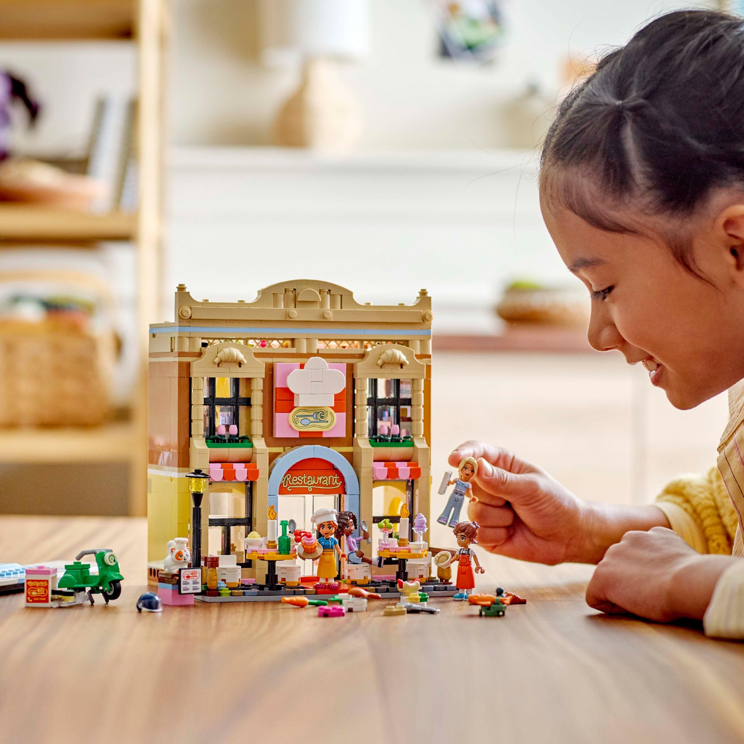 LEGO Friends Restaurant und Kochschule, Spielset für Rollenspiele, Lernspielzeug für Kinder ab 8 Jahren, fördert soziale Entwicklung, Geschenk zum Geburtstag oder zu Weihnachten für Mädchen 42655