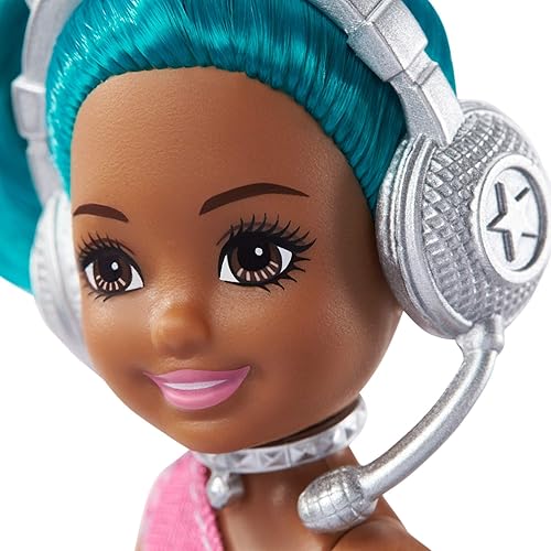 Miniatura 4 de Barbie Chelsea Can Be Playset con muñeca Chelsea Rockstar Brunette (6 pulgadas), guitarra, micrófono, auriculares, 2 entradas VIP, gafas en forma de