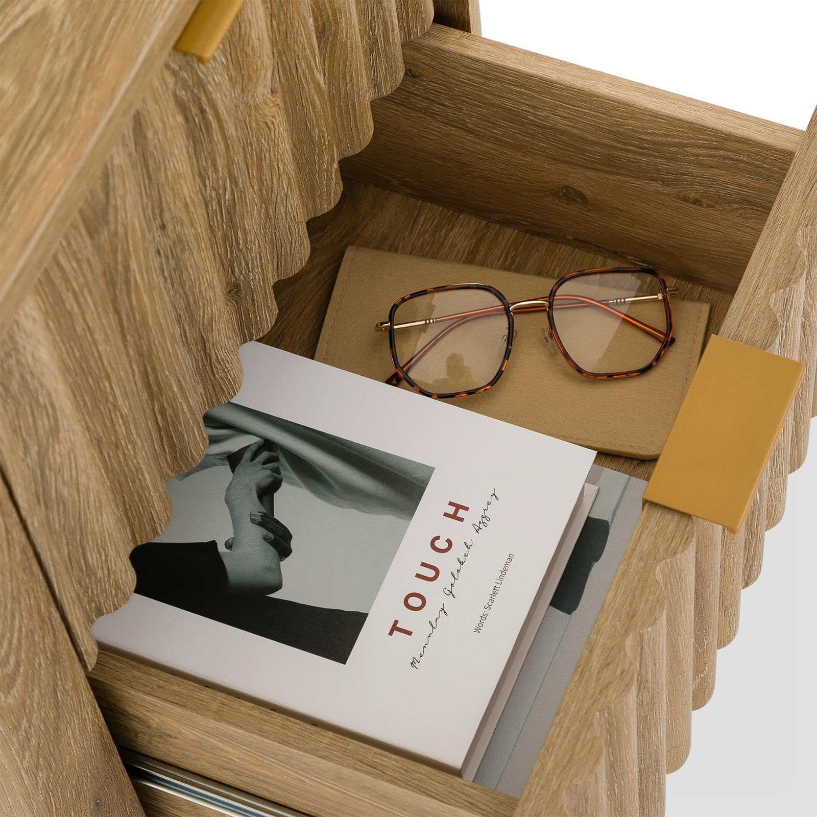IDIMEX Nachttisch Ella mit 2 Schubladen, Eiche Finish - Nachtschrank mit Lamellenfront, Beistelltisch aus MDF, Kleine Kommode im modernem skandinavischem Design