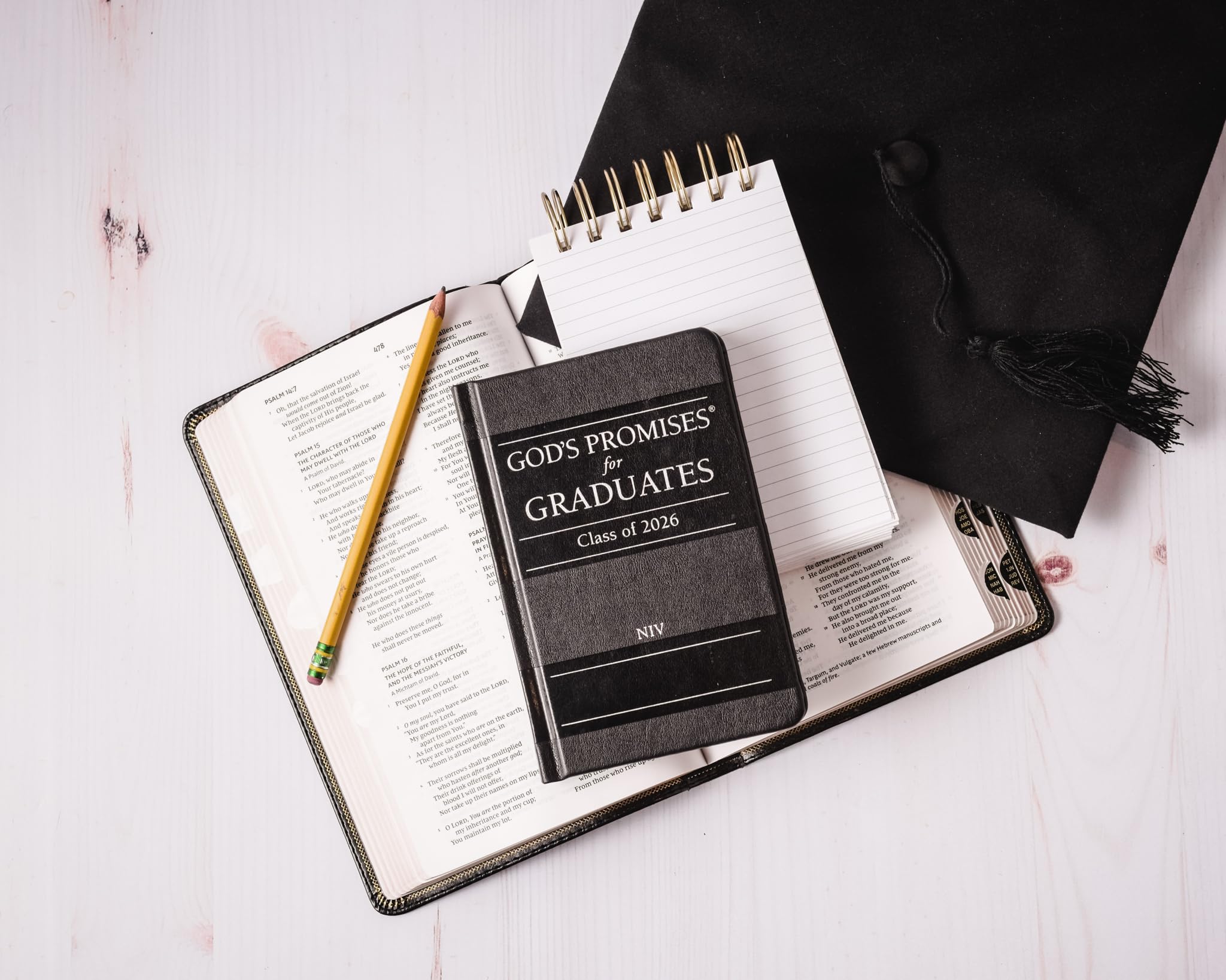 God's Promises for Graduates: Class of 2026 - Black NIV: New International Version (The Perfect Christian Graduation Gift to Celebrate Your Grad)