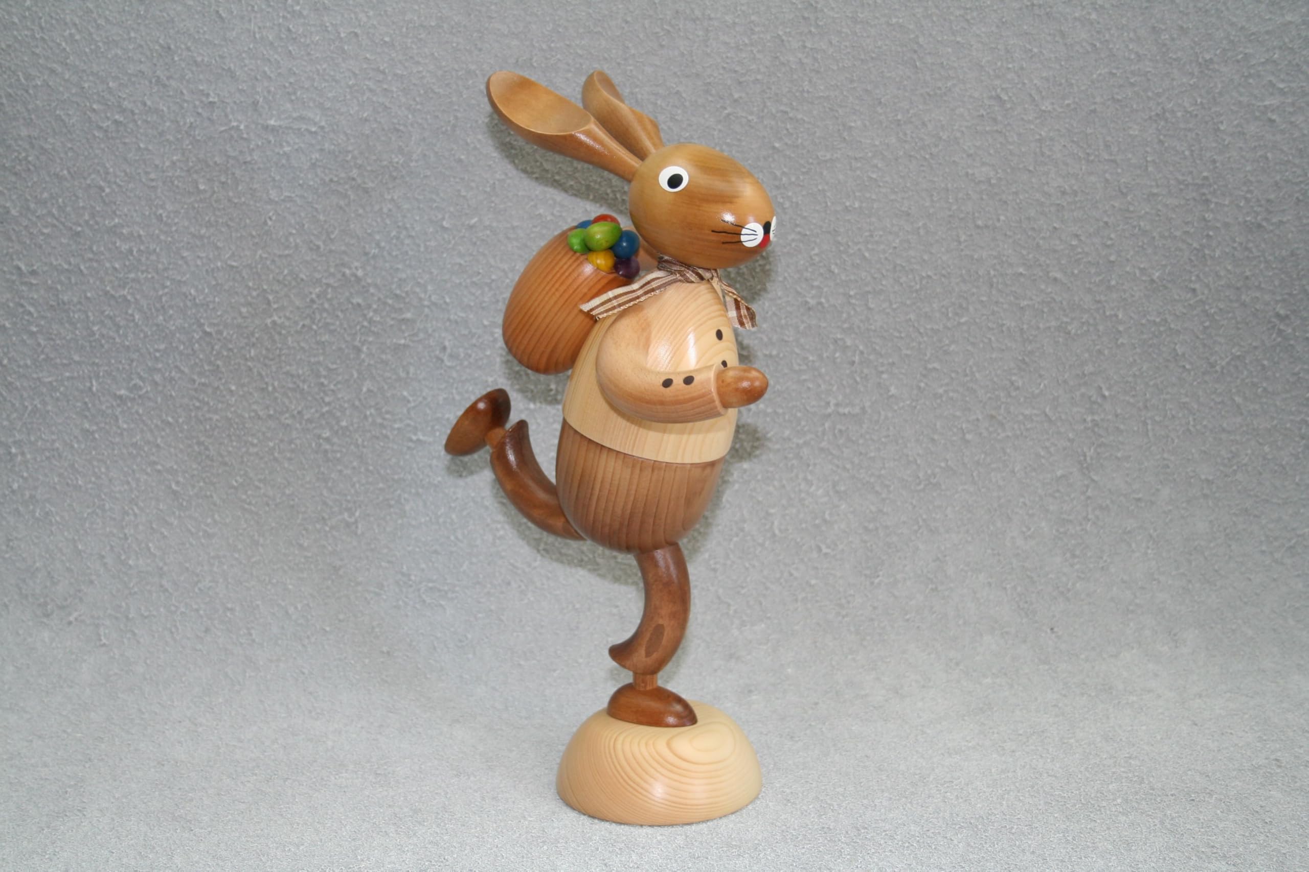 Rudolphs Schatzkiste Osterhase Naturfarbener Hase mit Rückenkorb voller bunter Eier auf Holzsockel Höhe 35cm NEU Holzfigur Osterdekoration Hasenfigur Osterhase Figur Eiersammler