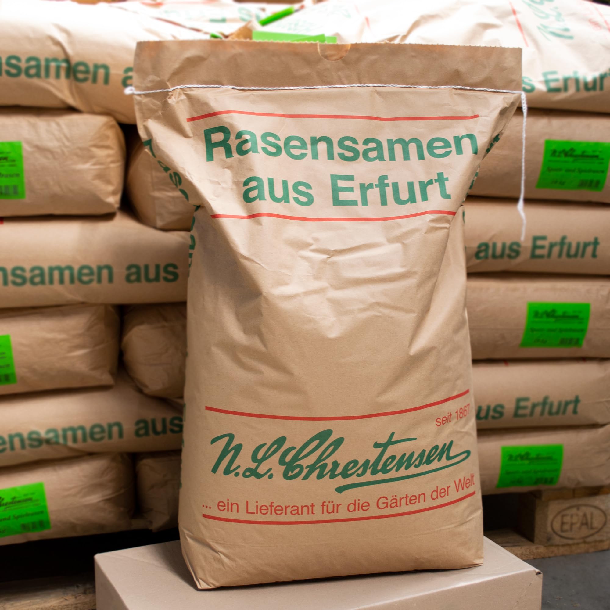 N.L Chrestensen 10kg Rasensamen Sport und Spiel robust und dürreresistent | für strapazierfähige Spielflächen, Hausgärten und Rasen-Nachsaat, Samen schnellkeimend, , 300 - 400 qm