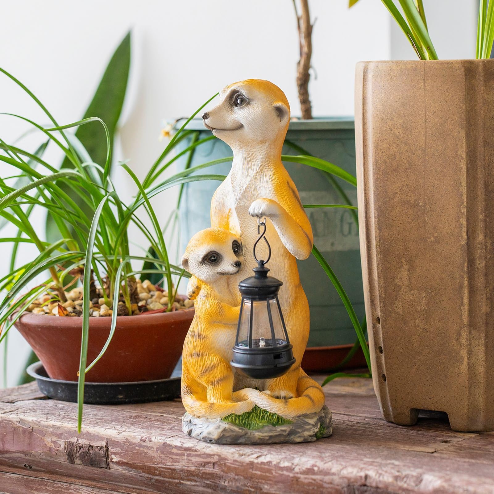 Solar Erdmännchen Gartenfigur mit Solarlaterne, Kunstharz, Stil 1 | Solarbetriebene Laterne leuchtet automatisch bei Dunkelheit, wetterfeste Harzfigur für Garten, Terrasse und Fensterbank