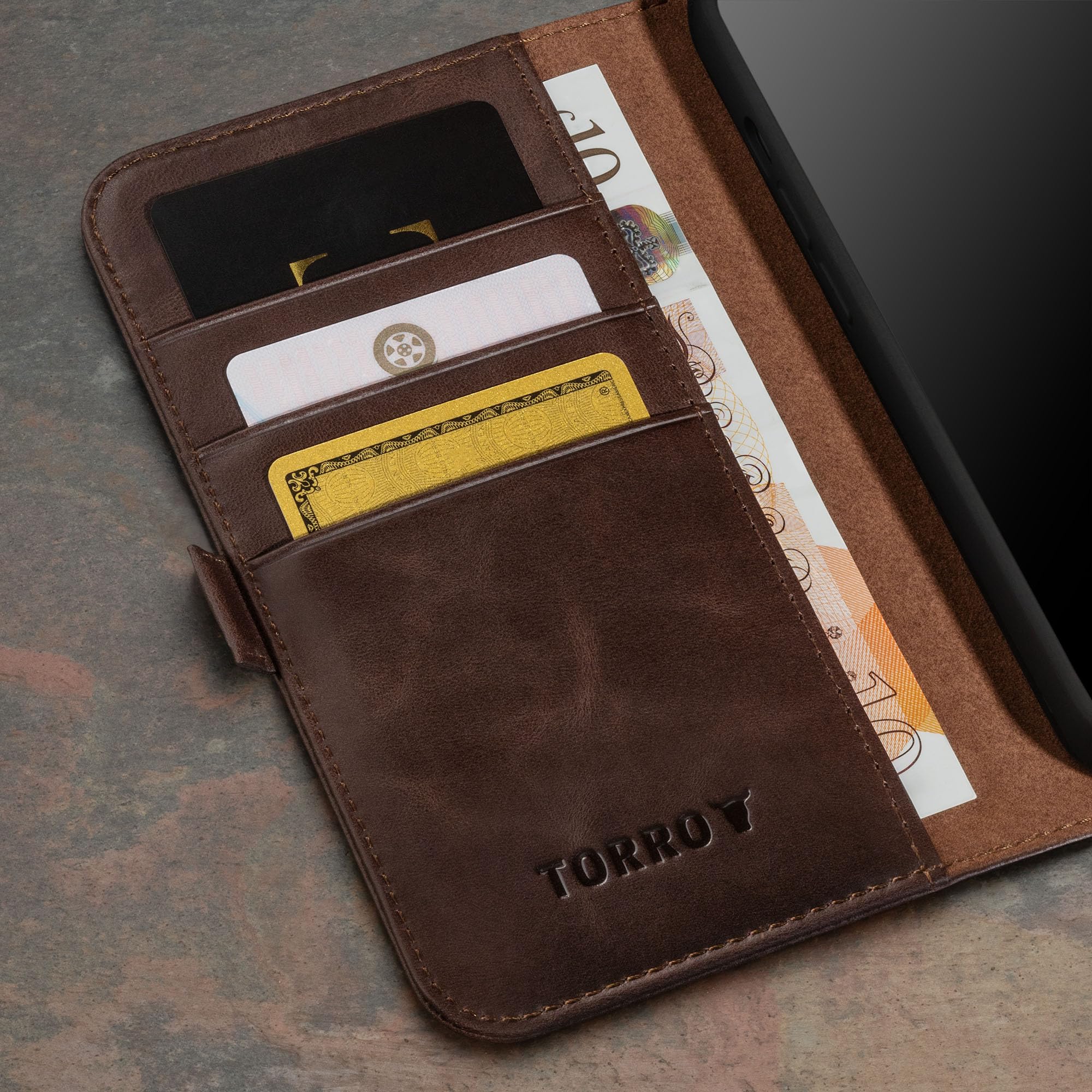TORRO Skórzane Etui do iPhone 15 Pro – Wysokiej Jakości Skórzane Etui-Portfel z Poziomym Stojakiem i Przegródkami na Karty (Ciemny brąz)