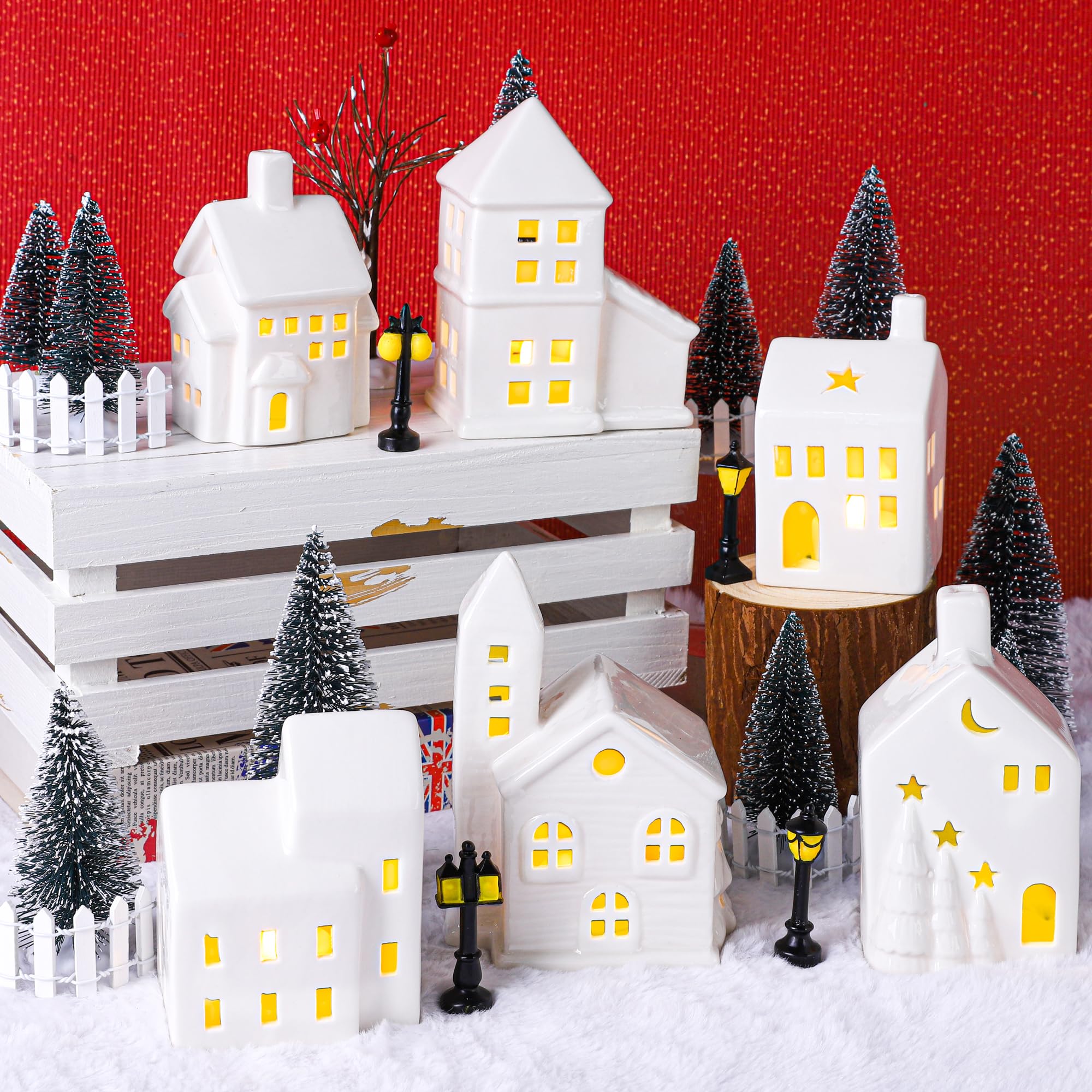 Fovths Lot de 37 pièces de village de Noël en porcelaine - 6 maisons lumineuses en céramique avec bougies chauffe-plat LED télécommandées - 14 arbres, clôtures, lampadaires - Accessoires de village