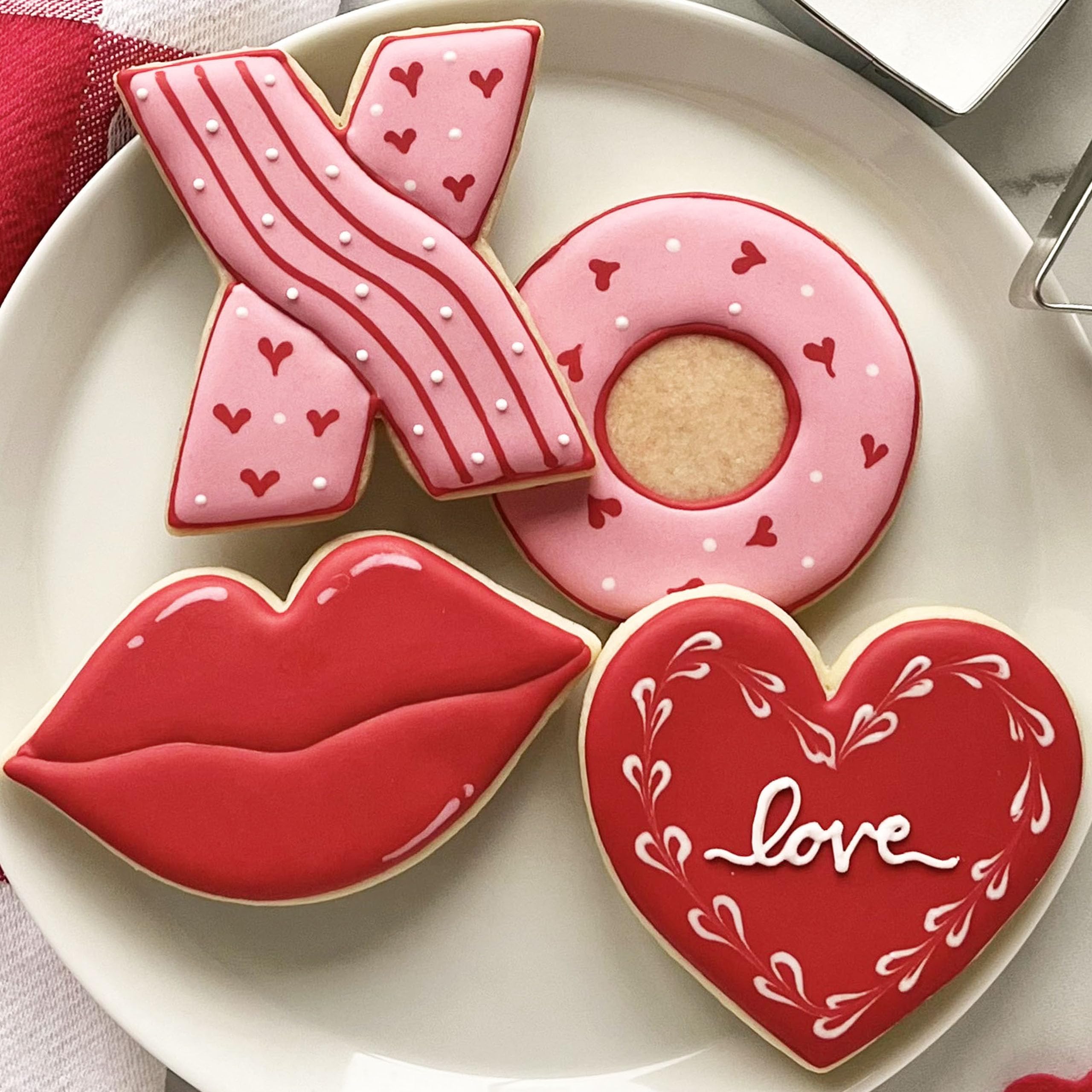 Ann Clark Cookie Cutters Juego de 4 cortadores de galletas San Valentín con libro de recetas, labios, corazón, letra X y letra O