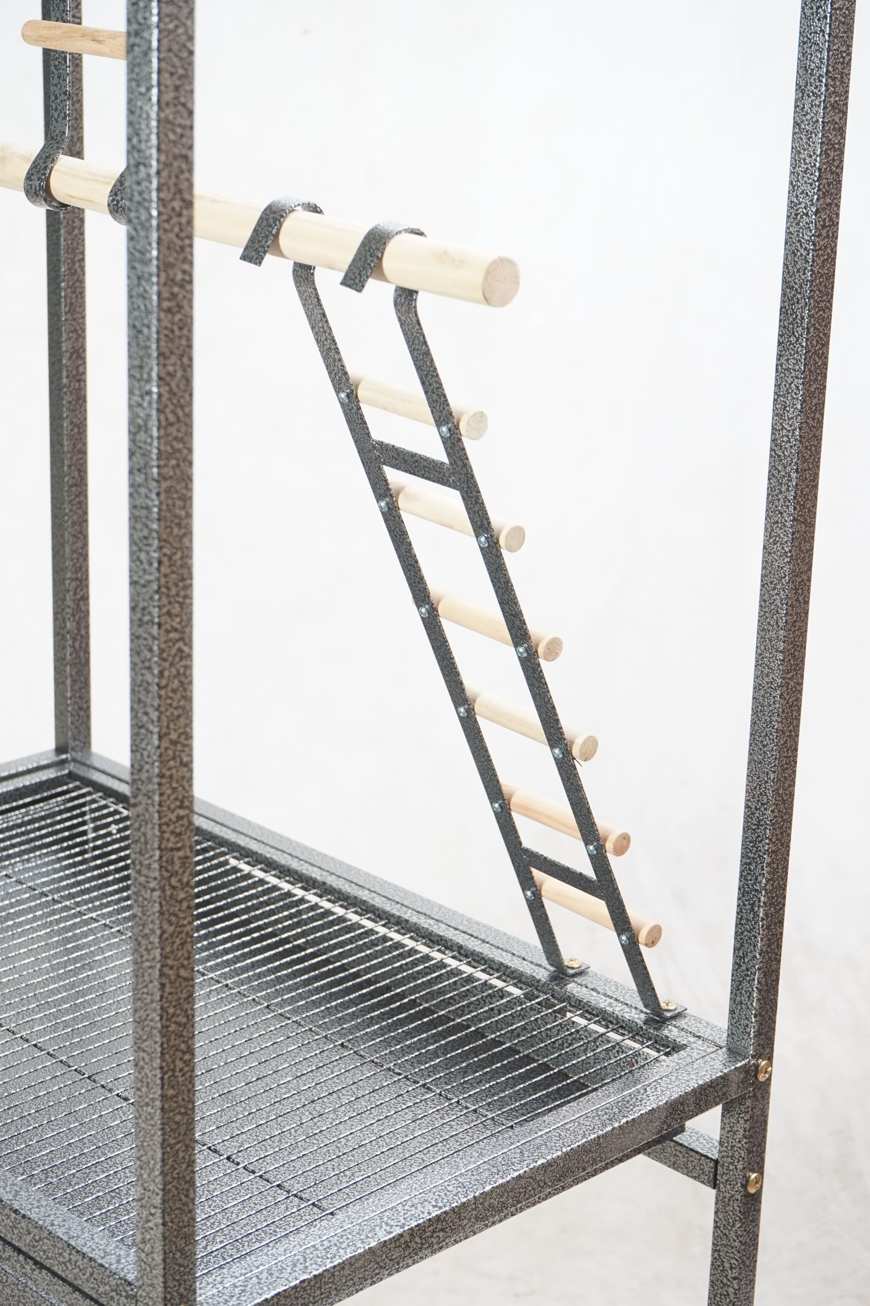 Pet's Solution - Trespolo per Pappagalli Grande e Stabile, Area Gioco con Scale, Posatoi, Mangiatoie in Acciaio, Griglia e Vassoio Estraibile, 4 Ruote, Color Nero Martellato – 64,5x44,5x154h cm