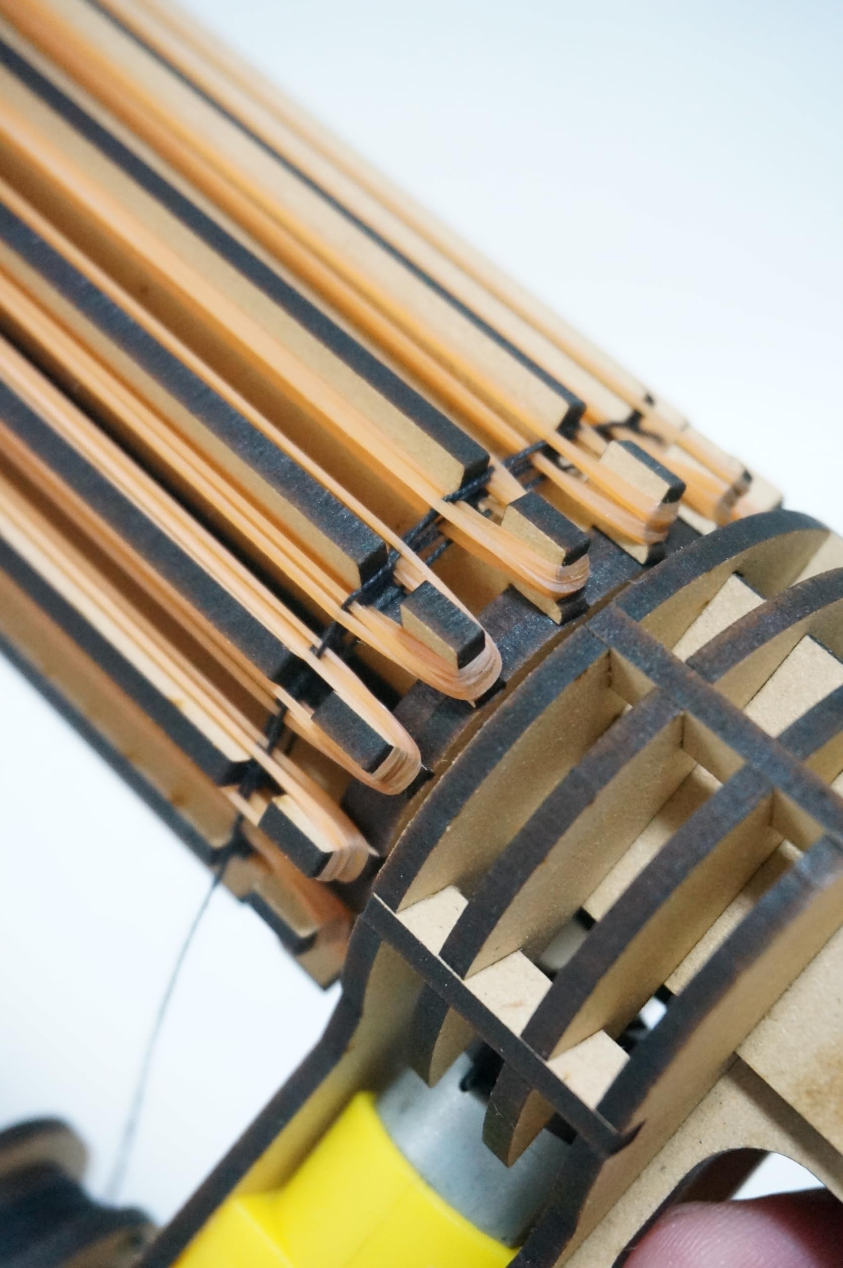 ガトリングゴム銃 Rubber Band Minigun｜ランボー気分で輪ゴムを発射できるウッド製