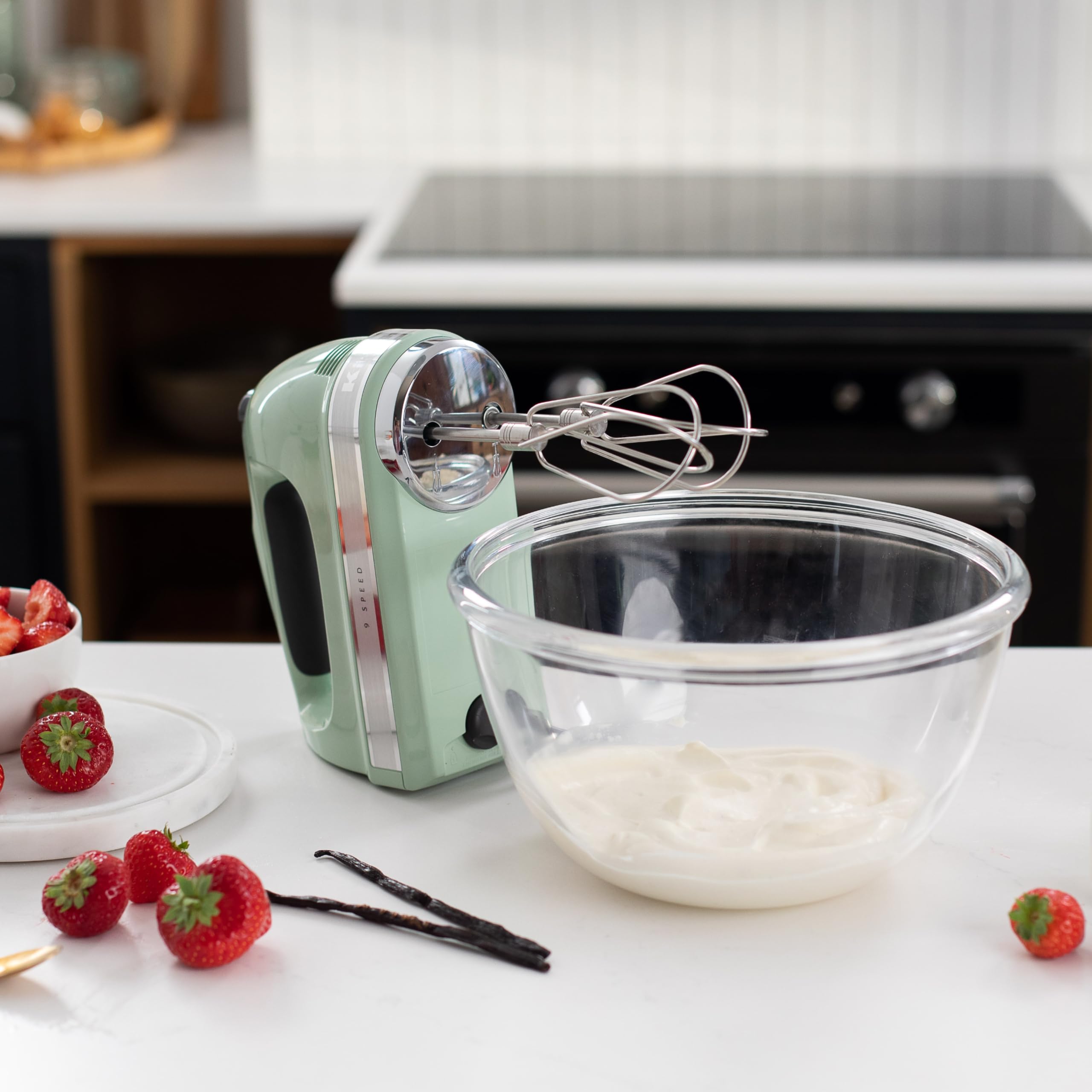 KitchenAid Batteur à Main 9 Vitesses, Moteur CC 85W Silencieux avec Démarrage Doux, 6 Accessoires – Fouets, Crochets & Tige, Cordon Pivotant, Sac de Rangement, Pistache