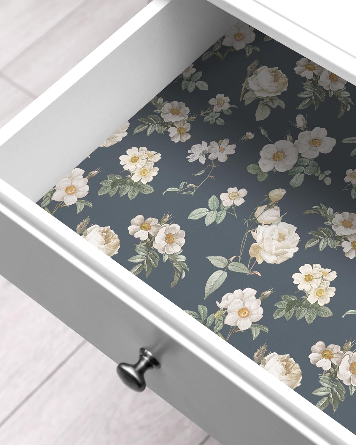 壁紙屋本舗 Floral Peel and Stick Wallpaper, Removable Contact Paper for Walls, Cabinets & Furniture, Renter Friendly Repositionable, Navy and White Flower 9in x 19.7ft, Made in Japan, EASYWALLTAPE EMS05
