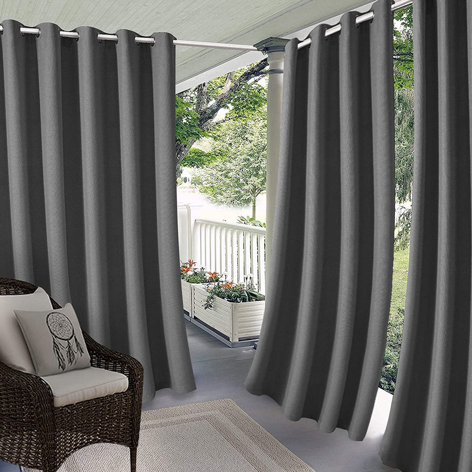 Rideaux d'extérieur pour balcon et tonnelle créant un cocon d'ombre au jardin