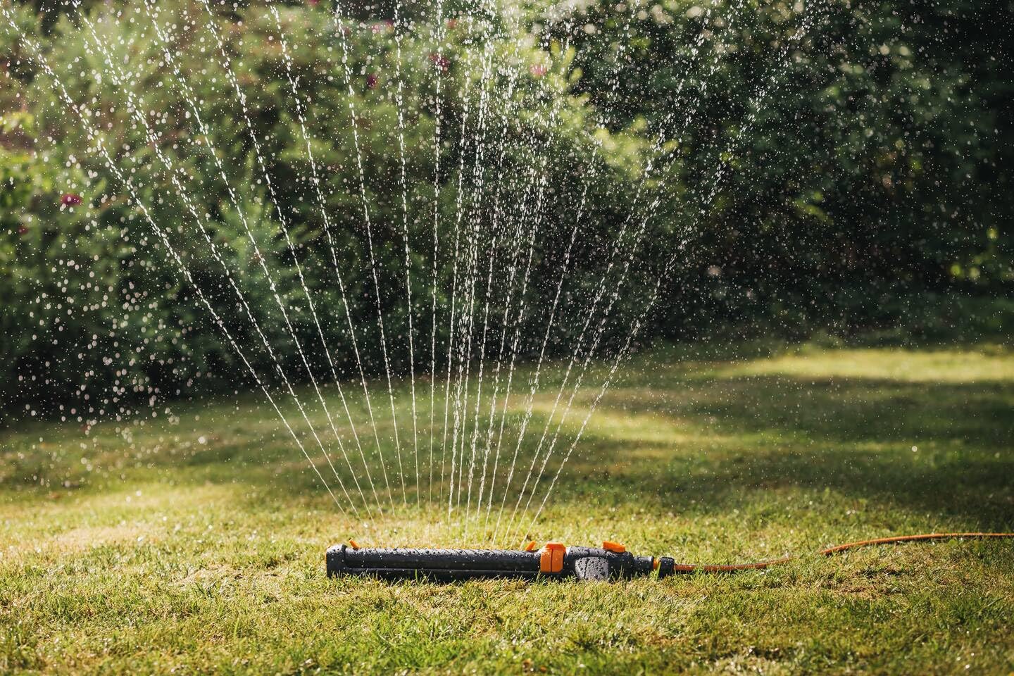 Fiskars Irrigatore Oscillante, con Valvola On/off, Misura Universale | Portata Fino a 17 x 21 m, Nero/Arancione, On/off, 1027028