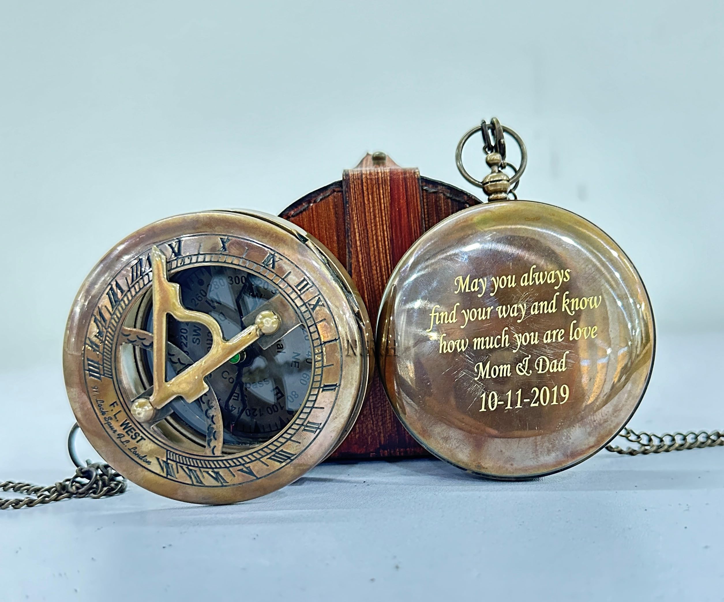 Brújula grabada de bolsillo de latón para mamá y papá y tus padres, brújula para el día del padre, día de la madre, con cadena y caja de cuero