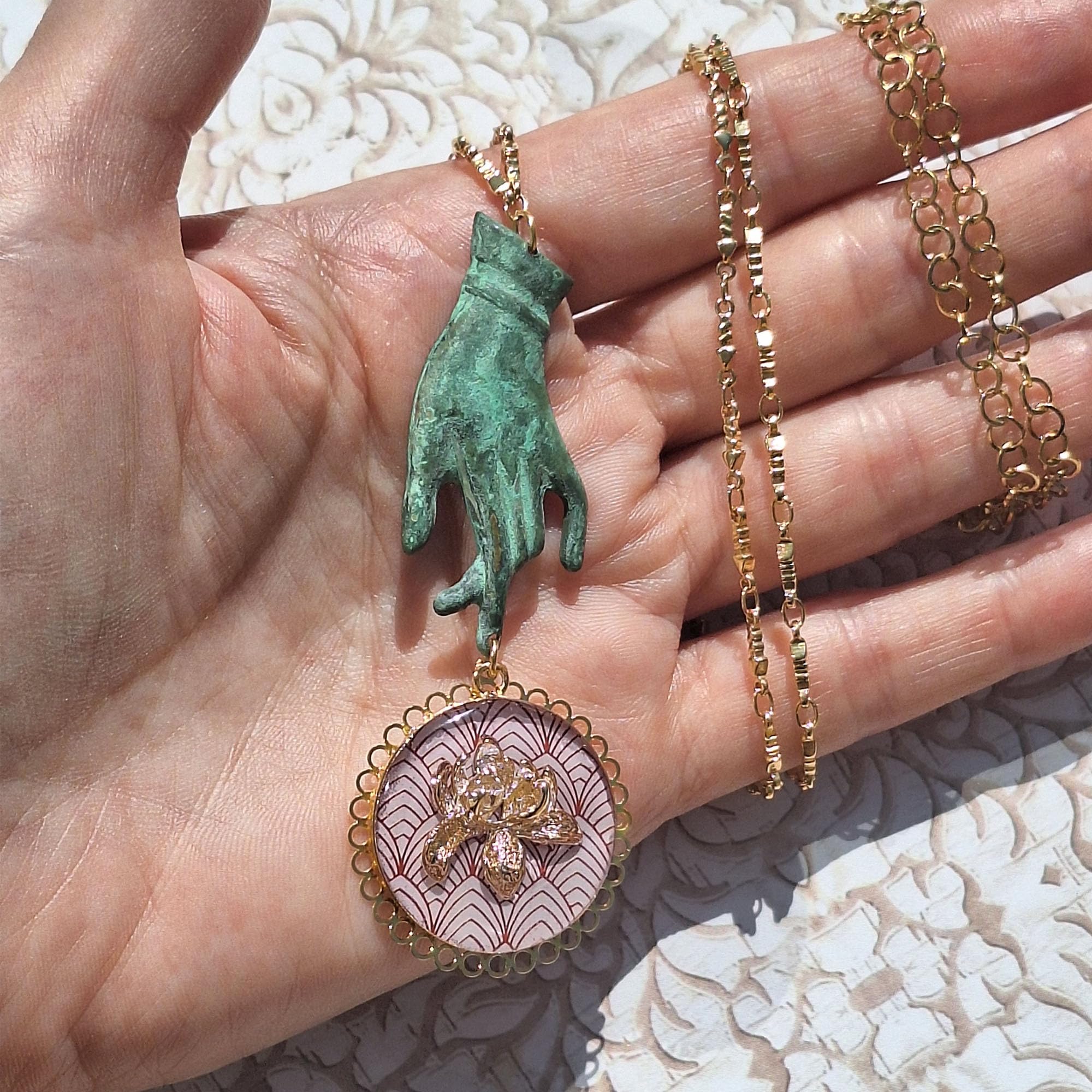 Collana lunga con catene in ottone dorato, pendente fiore in resina, pezzo unico