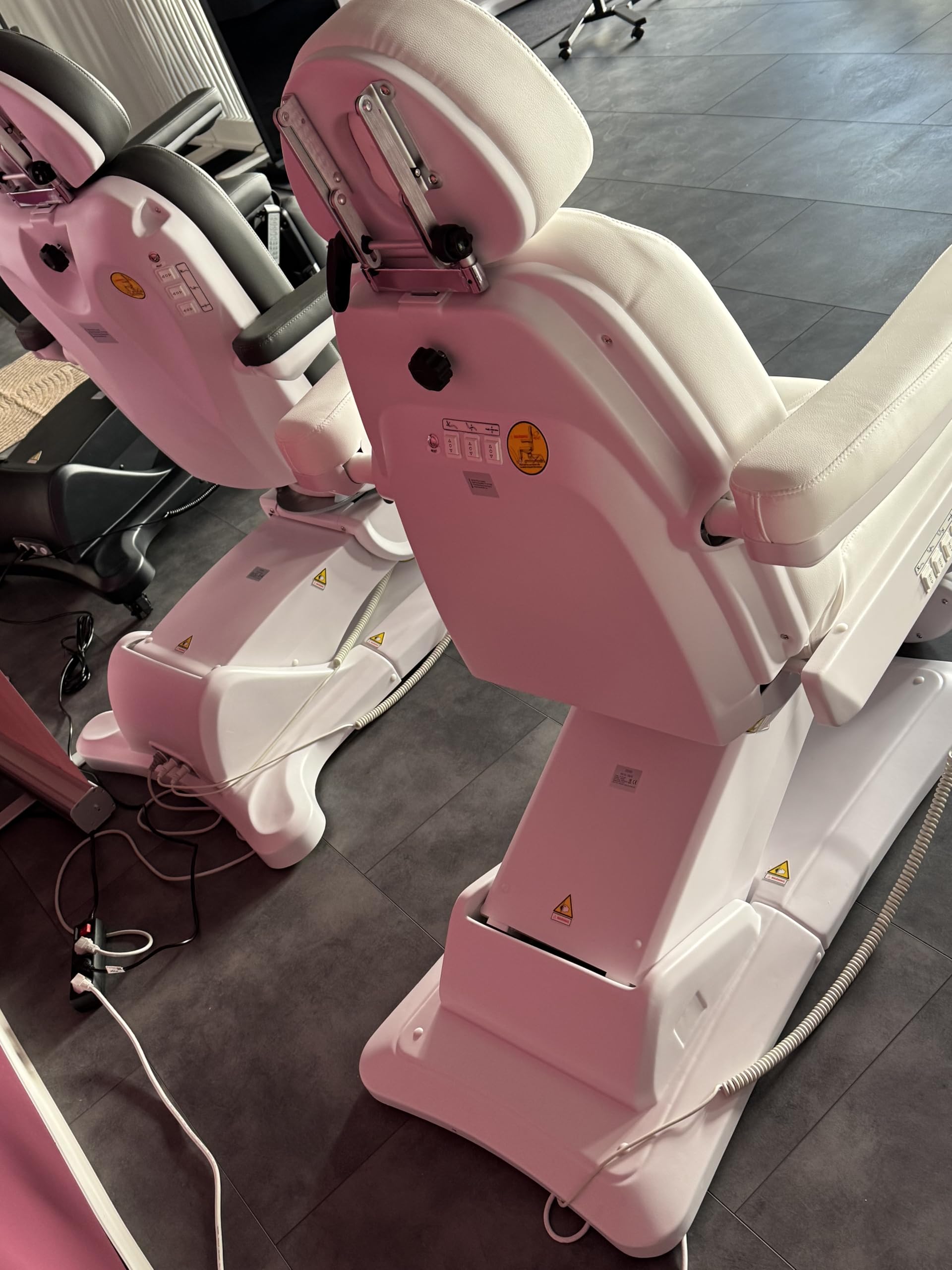 Kosmetikliege 331 E-4 mit Heizung – vollelektrische Behandlungsliege mit 4 Motoren & Reset-Funktion, PU-Polster, klappbare Armlehnen, Gesichtsausschnitt, 190×61 cm, 180 kg